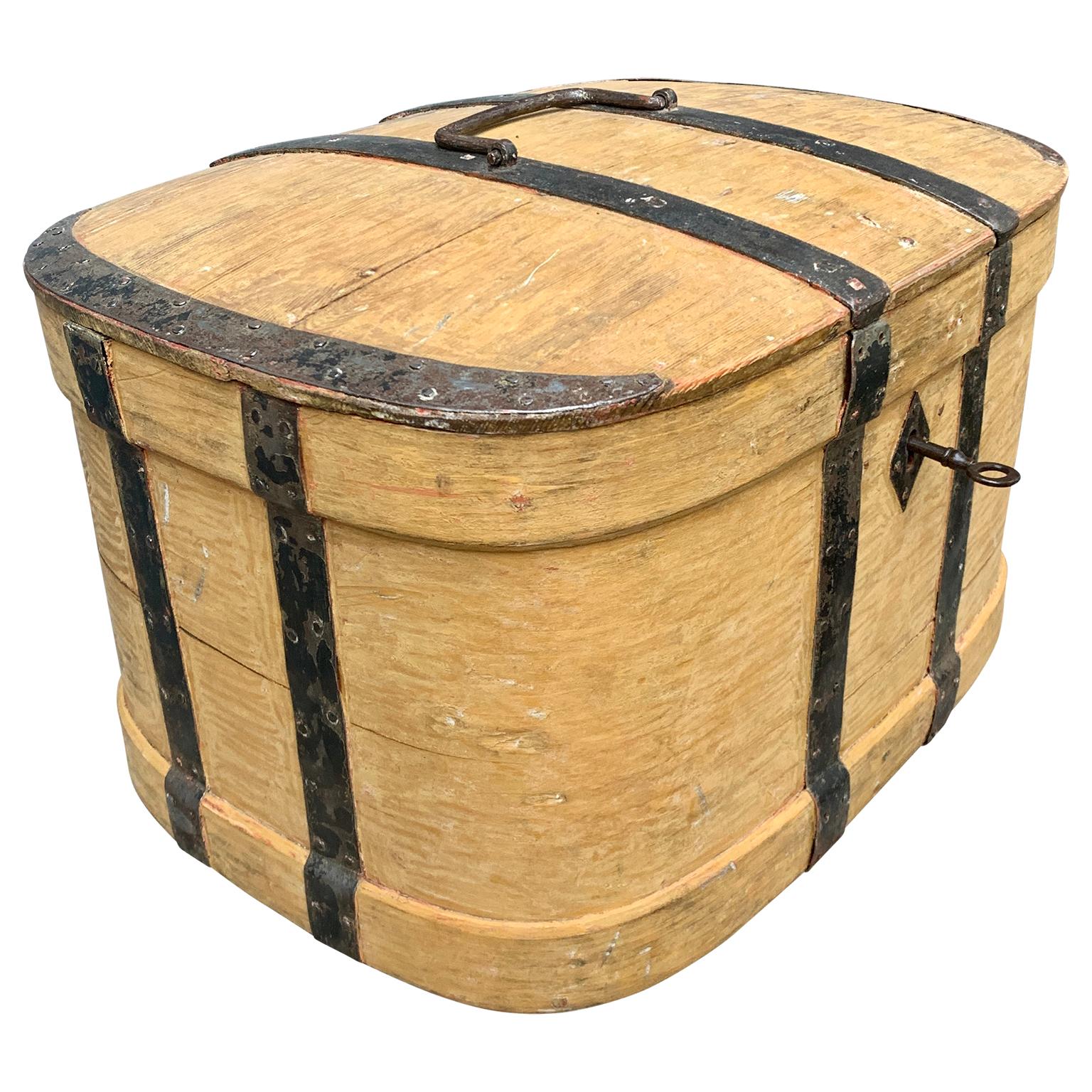 Caja de madera pintada de amarillo folclórico sueco del siglo XVIII Arte popular en venta