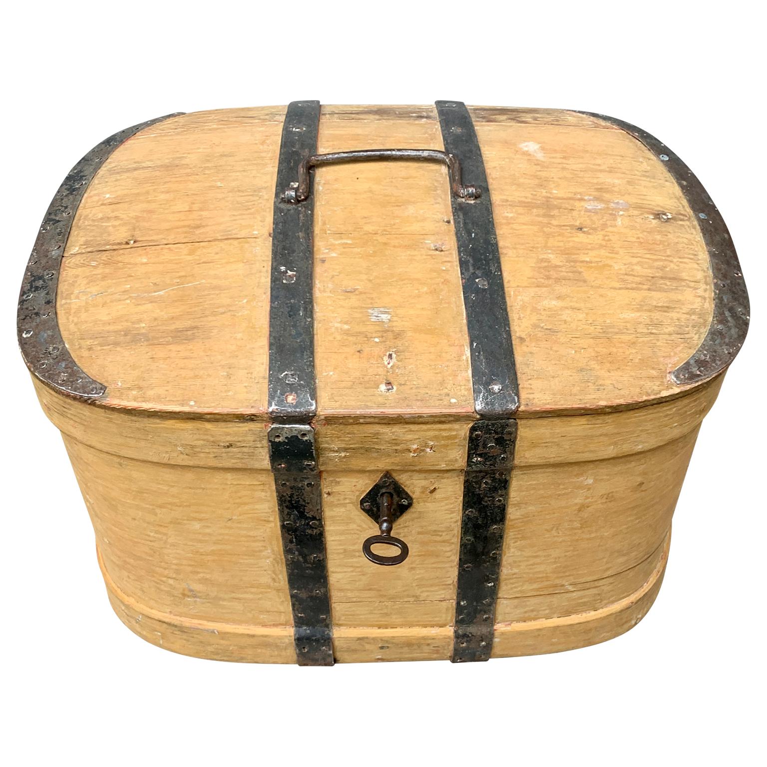 Caja de madera pintada de amarillo folclórico sueco del siglo XVIII Sueco en venta