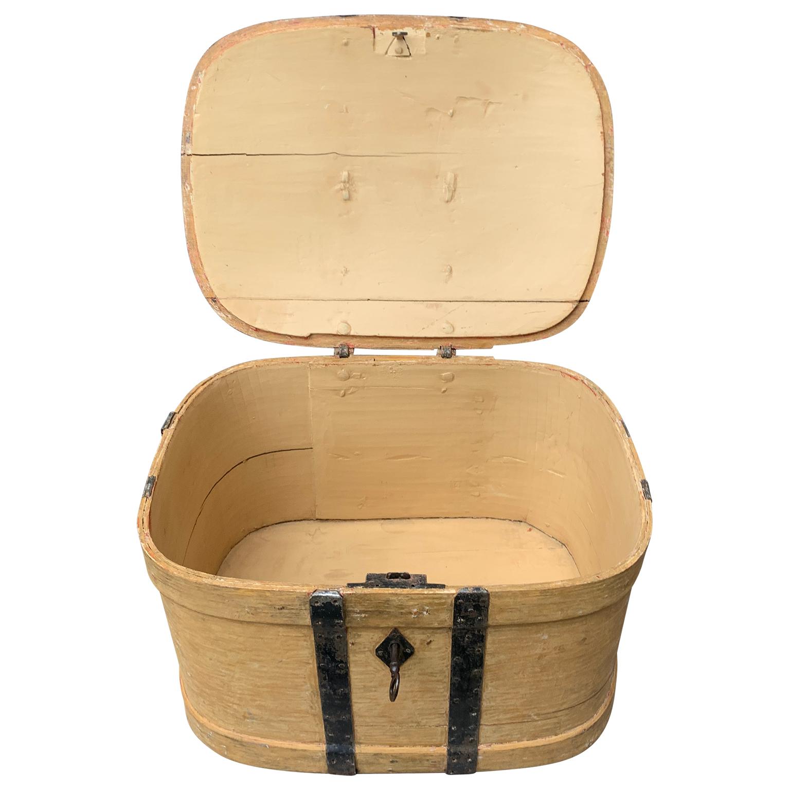 Caja de madera pintada de amarillo folclórico sueco del siglo XVIII Hecho a mano en venta