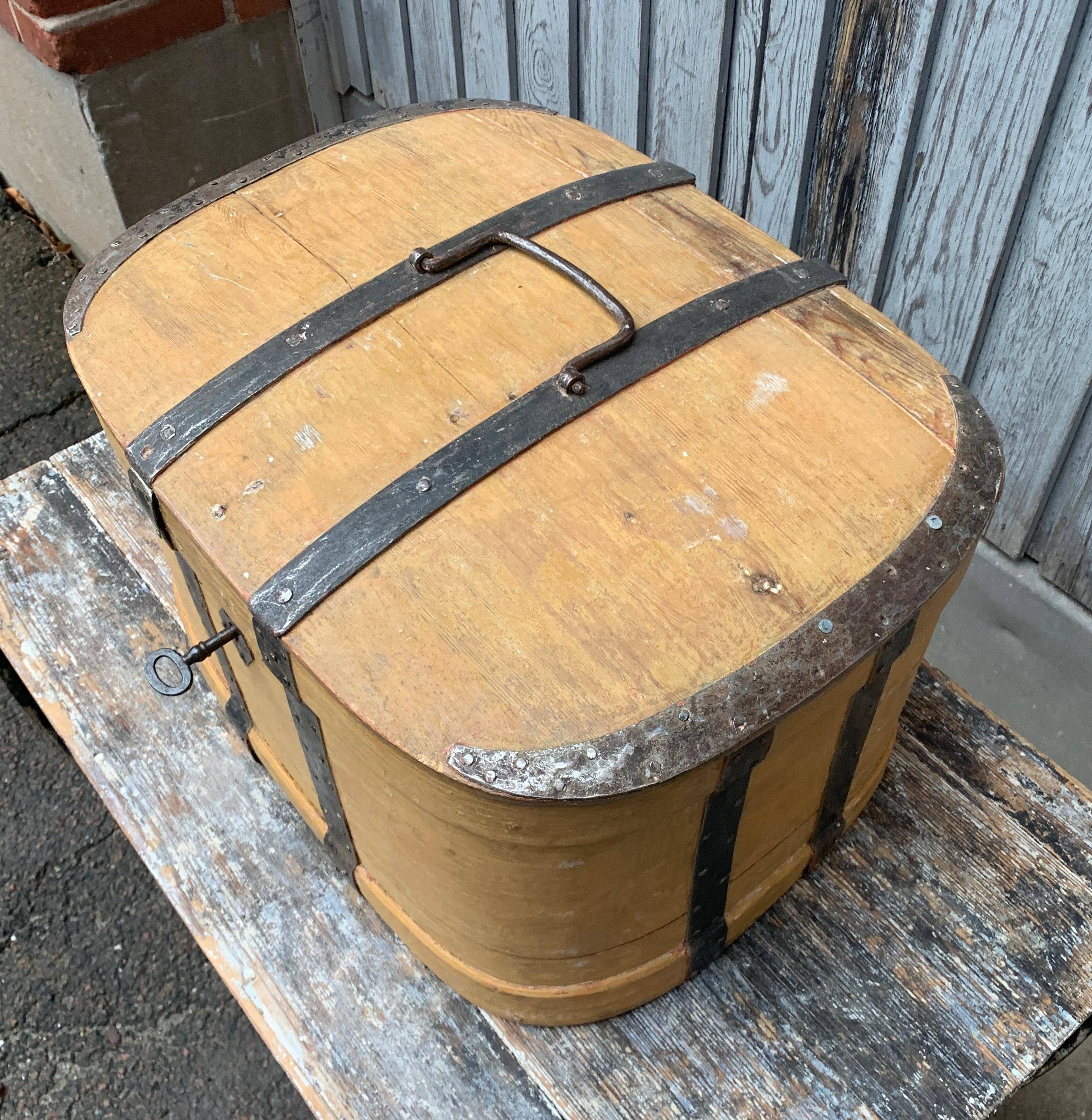Caja de madera pintada de amarillo folclórico sueco del siglo XVIII finales del siglo XVIII en venta