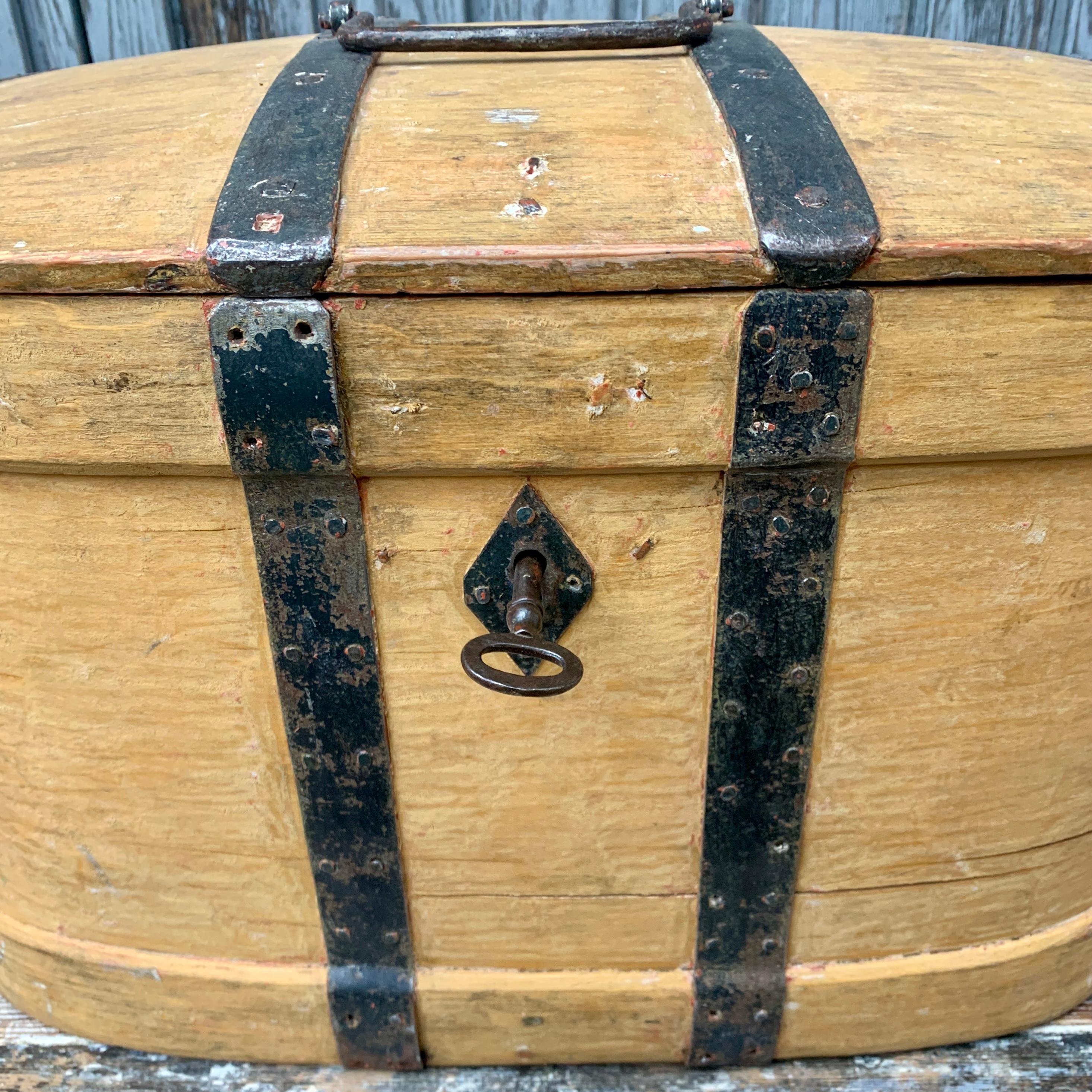 Caja de madera pintada de amarillo folclórico sueco del siglo XVIII en venta 1