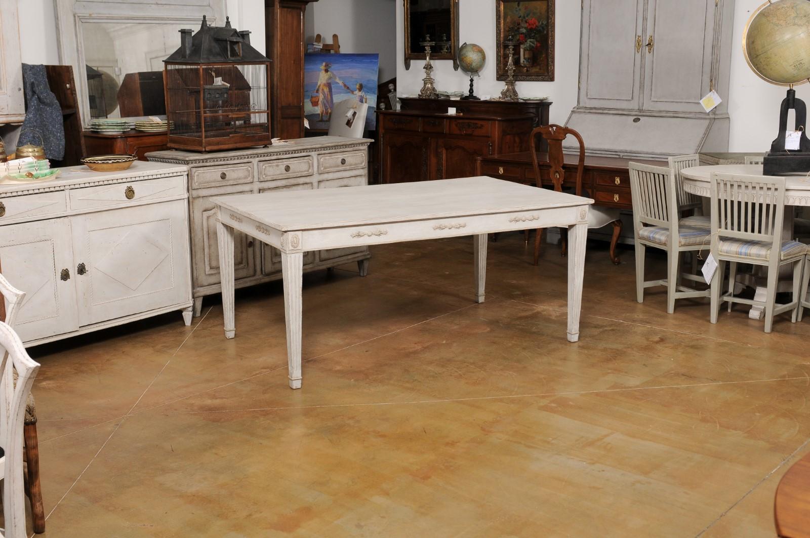 Swedish 1900 Gustavian Style Dining Table with Carved Apron and Fluted Legs For Sale 4