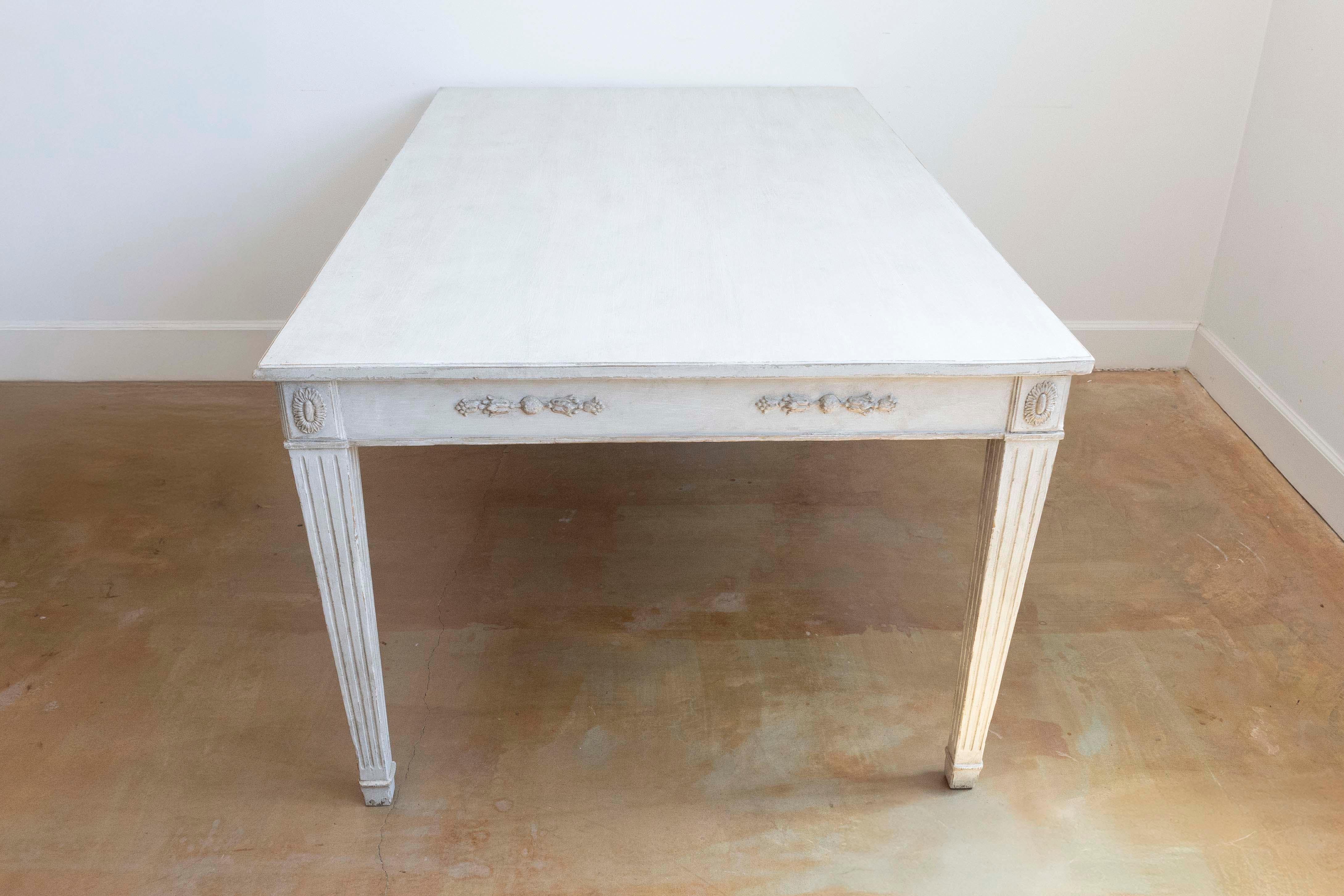 20th Century Swedish 1900 Gustavian Style Dining Table with Carved Apron and Fluted Legs For Sale