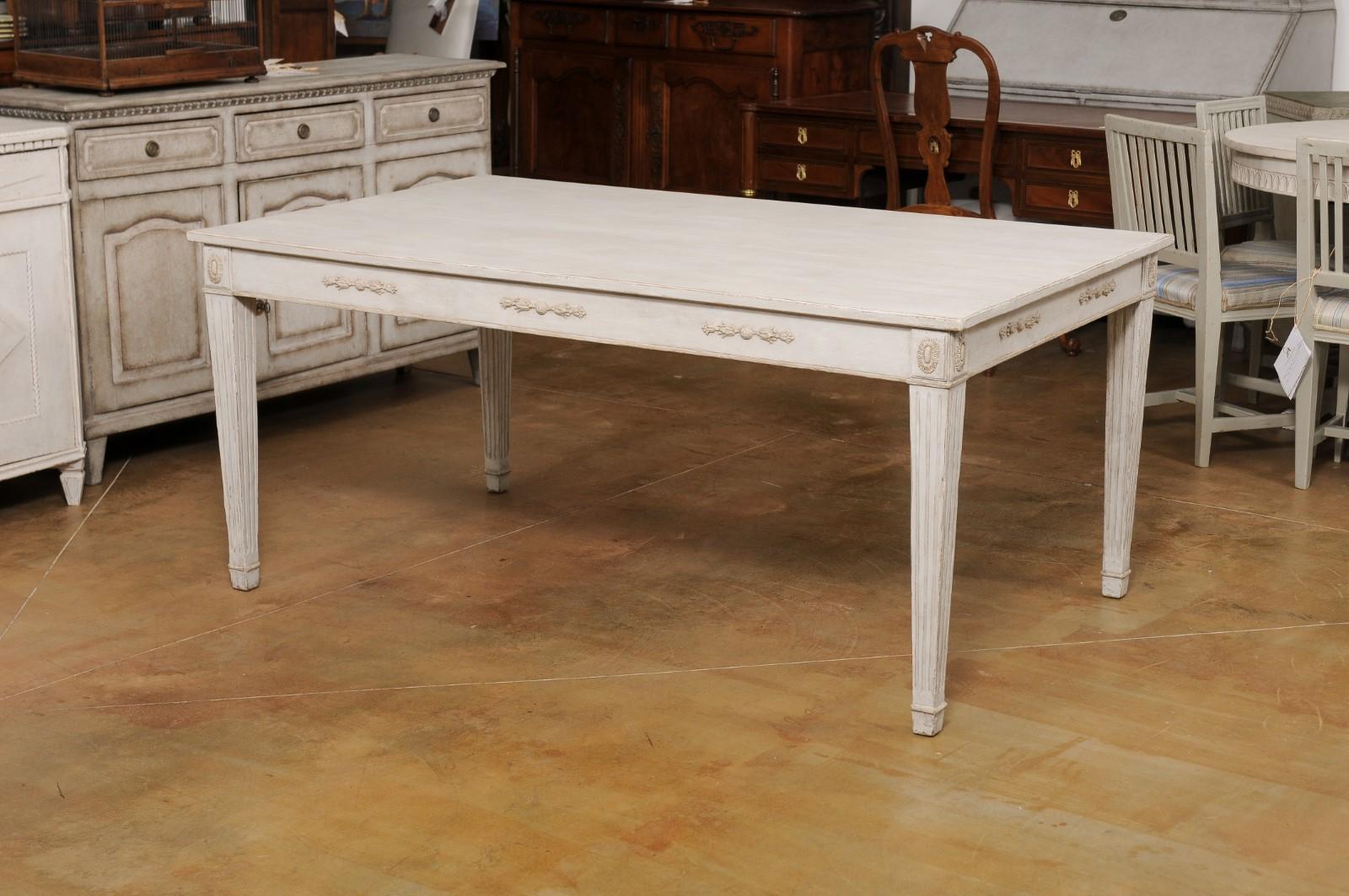 Swedish 1900 Gustavian Style Dining Table with Carved Apron and Fluted Legs In Good Condition For Sale In Atlanta, GA