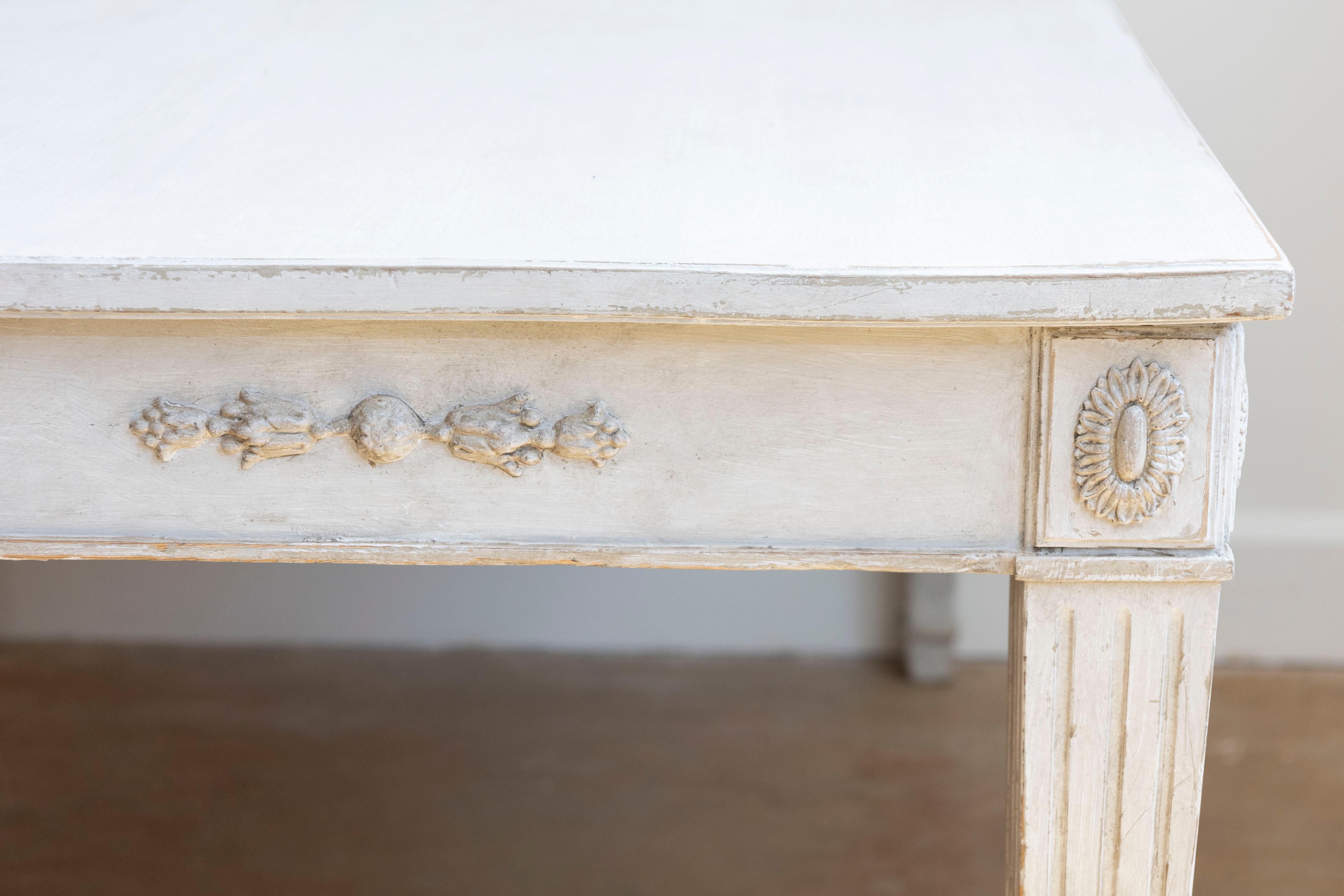 Swedish 1900 Gustavian Style Dining Table with Carved Apron and Fluted Legs For Sale 1