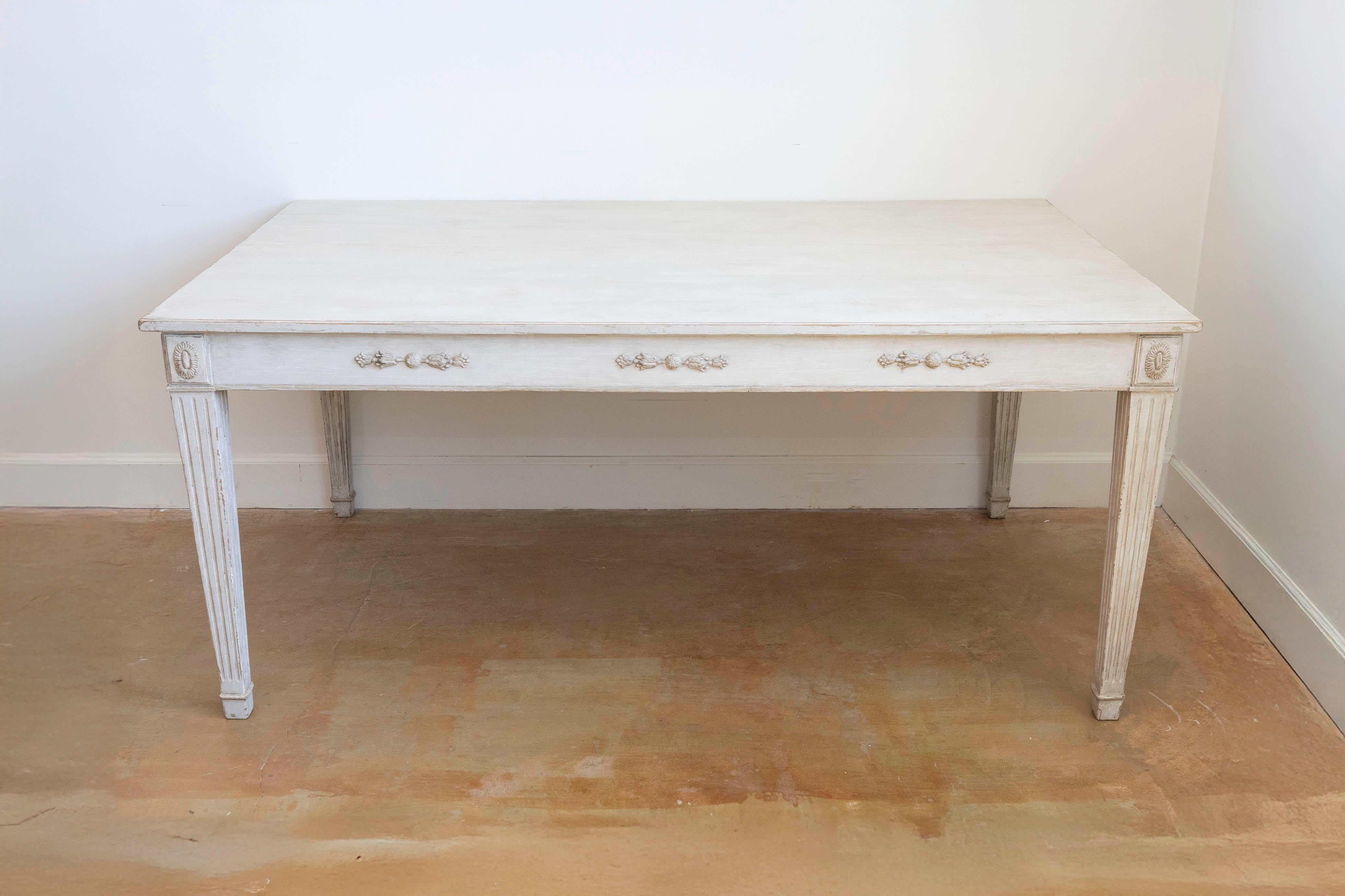 Swedish 1900 Gustavian Style Dining Table with Carved Apron and Fluted Legs For Sale 2