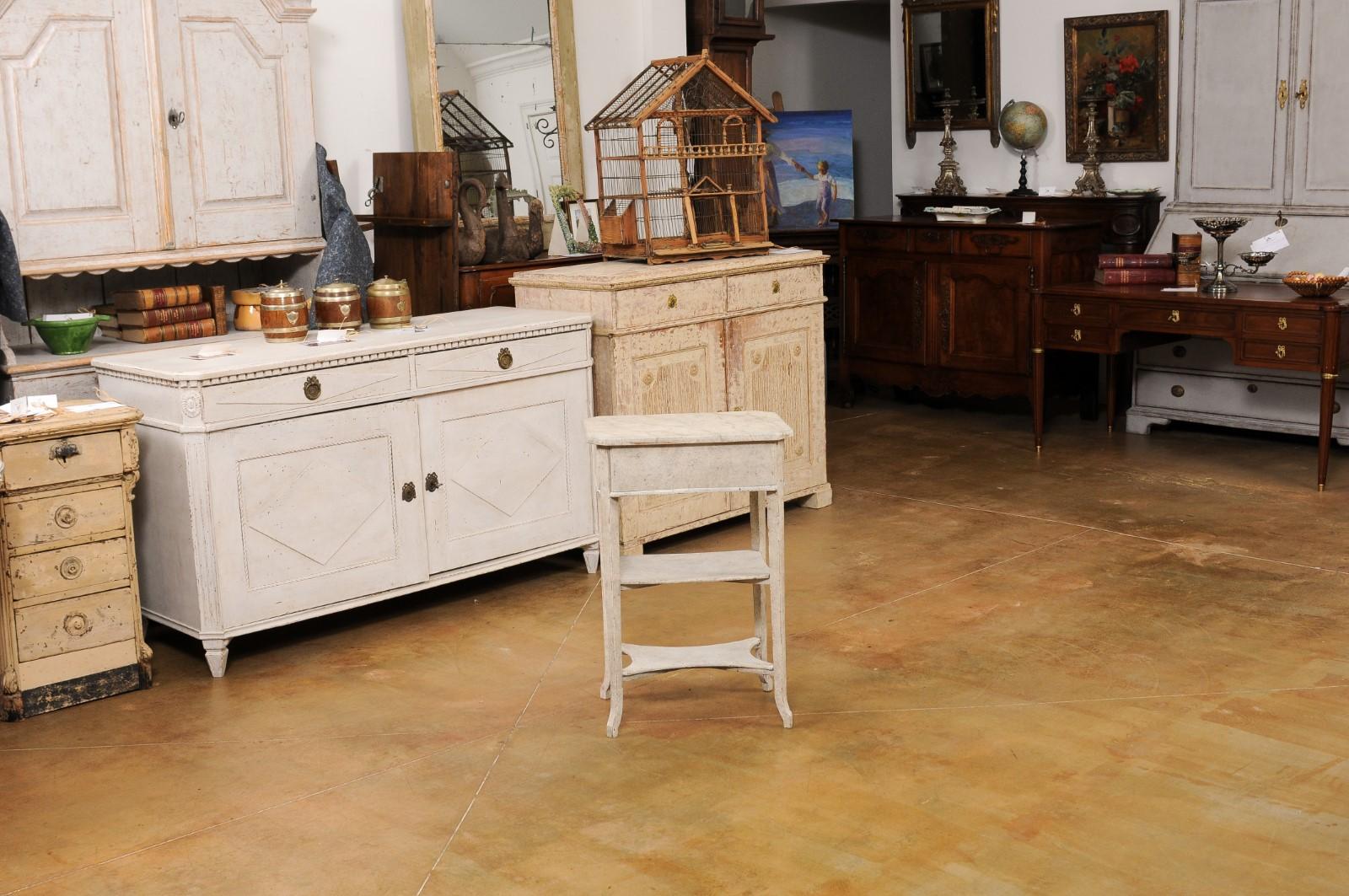 Bois Table console suédoise peinte de style gustavien des années 1900 avec deux tiroirs et étagères en vente