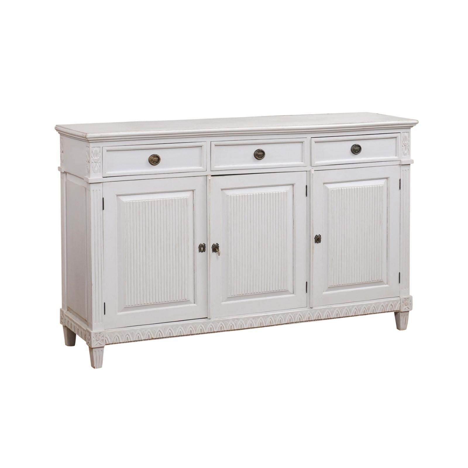 Swedish 1900s Gustavian Style Painted Sideboard with Three Drawers over Doors For Sale 7