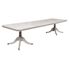 Table de salle à manger suédoise des années 1900 peinte à deux piliers et à rallonge avec pieds en laiton en forme de lion