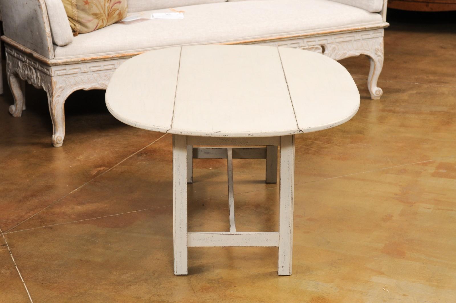 Swedish 1920s Painted Drop Leaf Coffee Table with Oval Top and Stretcher For Sale 6