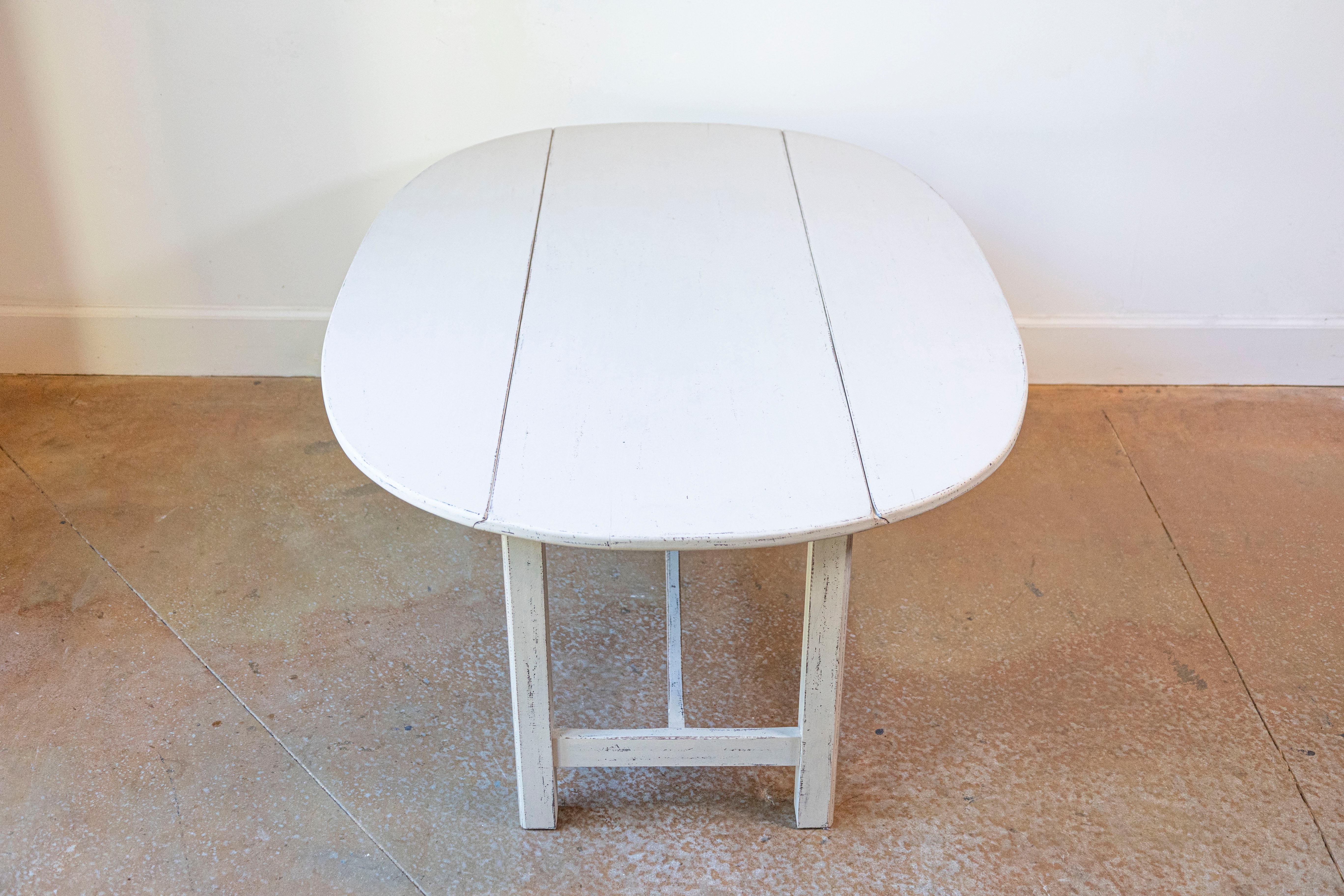 Swedish 1920s Painted Drop Leaf Coffee Table with Oval Top and Stretcher In Good Condition In Atlanta, GA