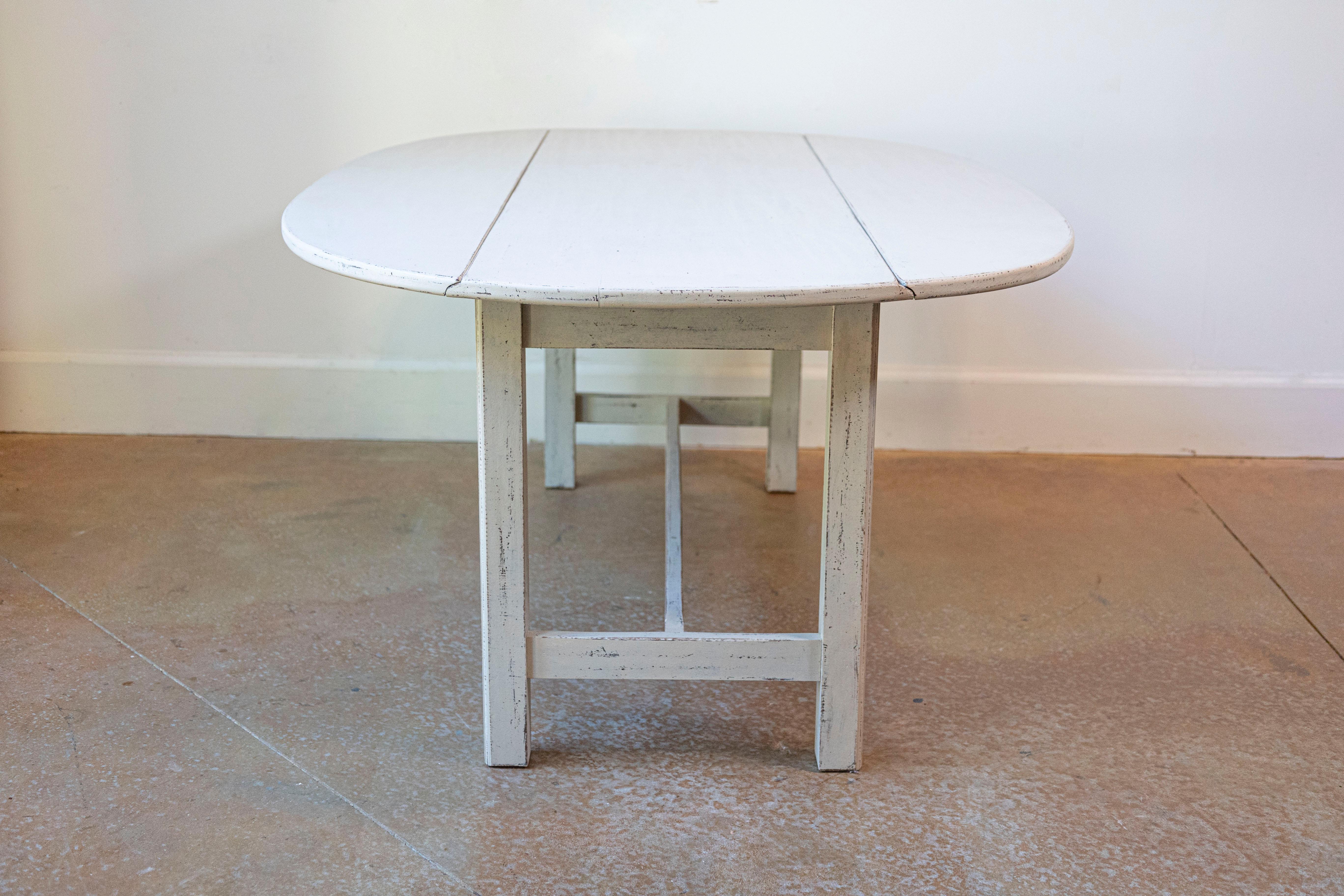 20th Century Swedish 1920s Painted Drop Leaf Coffee Table with Oval Top and Stretcher