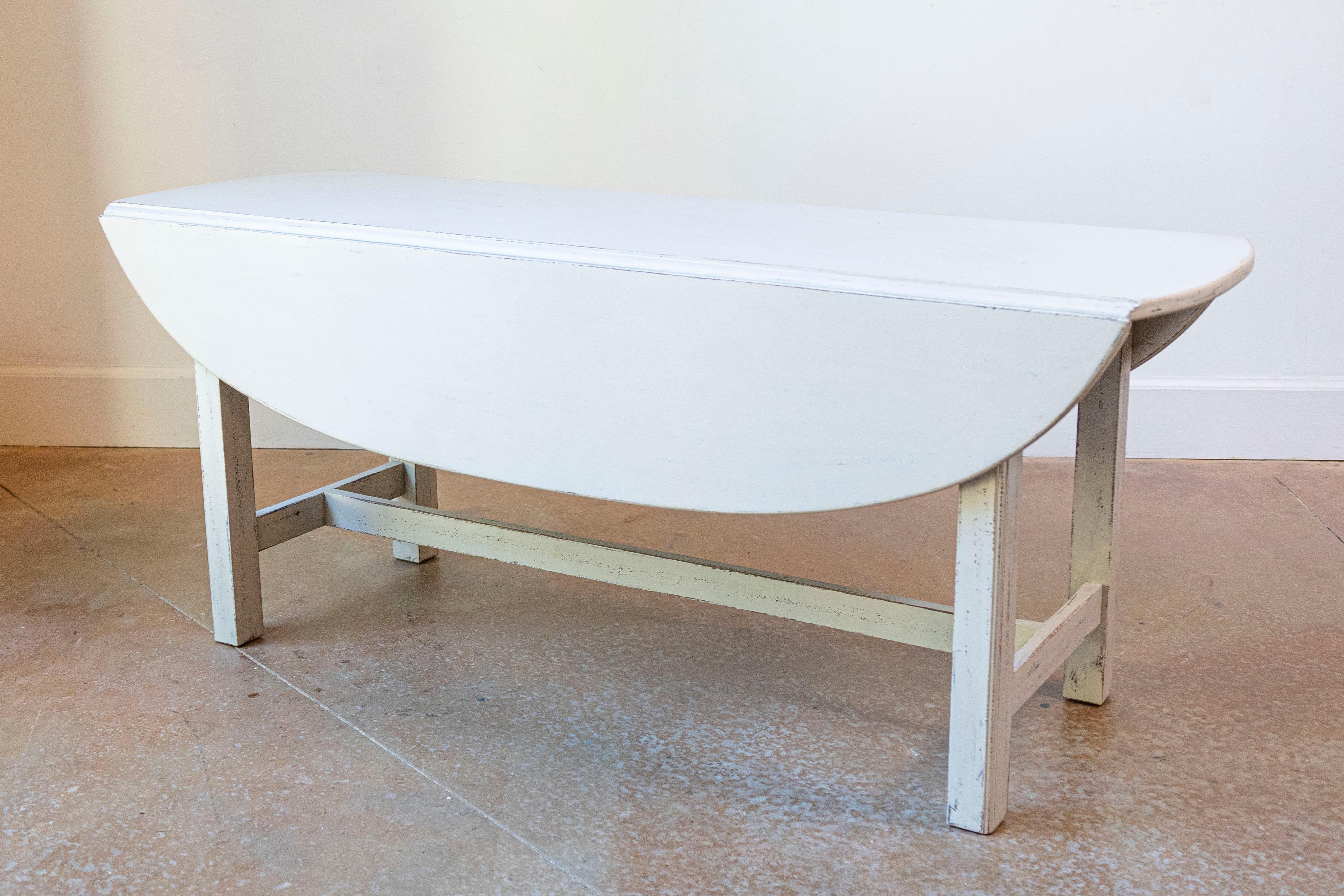 Swedish 1920s Painted Drop Leaf Coffee Table with Oval Top and Stretcher 4