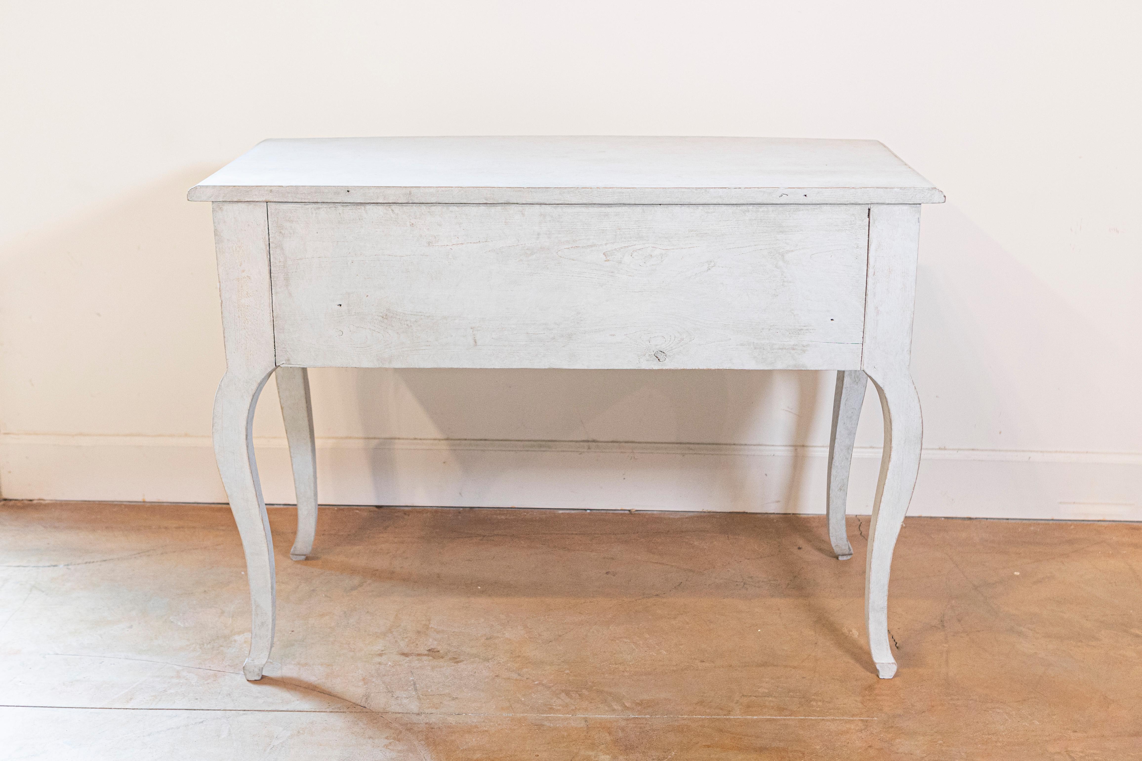 Schwedische 1920er Rokoko-Stil bemaltes Holz Zwei-Schubladen-Truhe mit geschnitzten Schürze (20. Jahrhundert) im Angebot