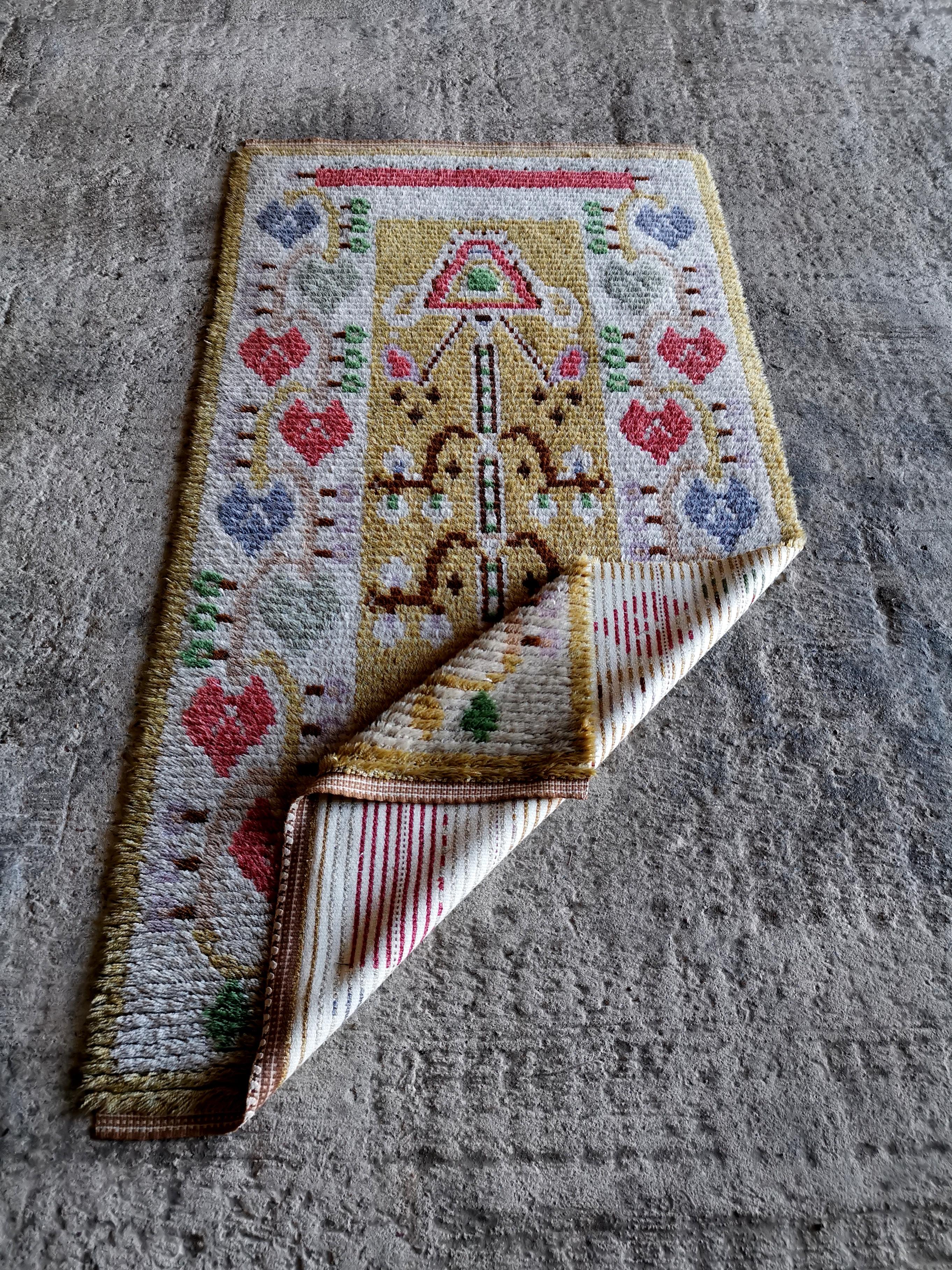Un tappeto svedese in lana Rya unico degli anni '30. 
Con un vivace motivo floreale simmetrico. 
Pura lana. 

Acquistato direttamente dalla famiglia del proprietario originale, a nord di Stoccolma. 

Questa carretta scandinava è in condizioni di