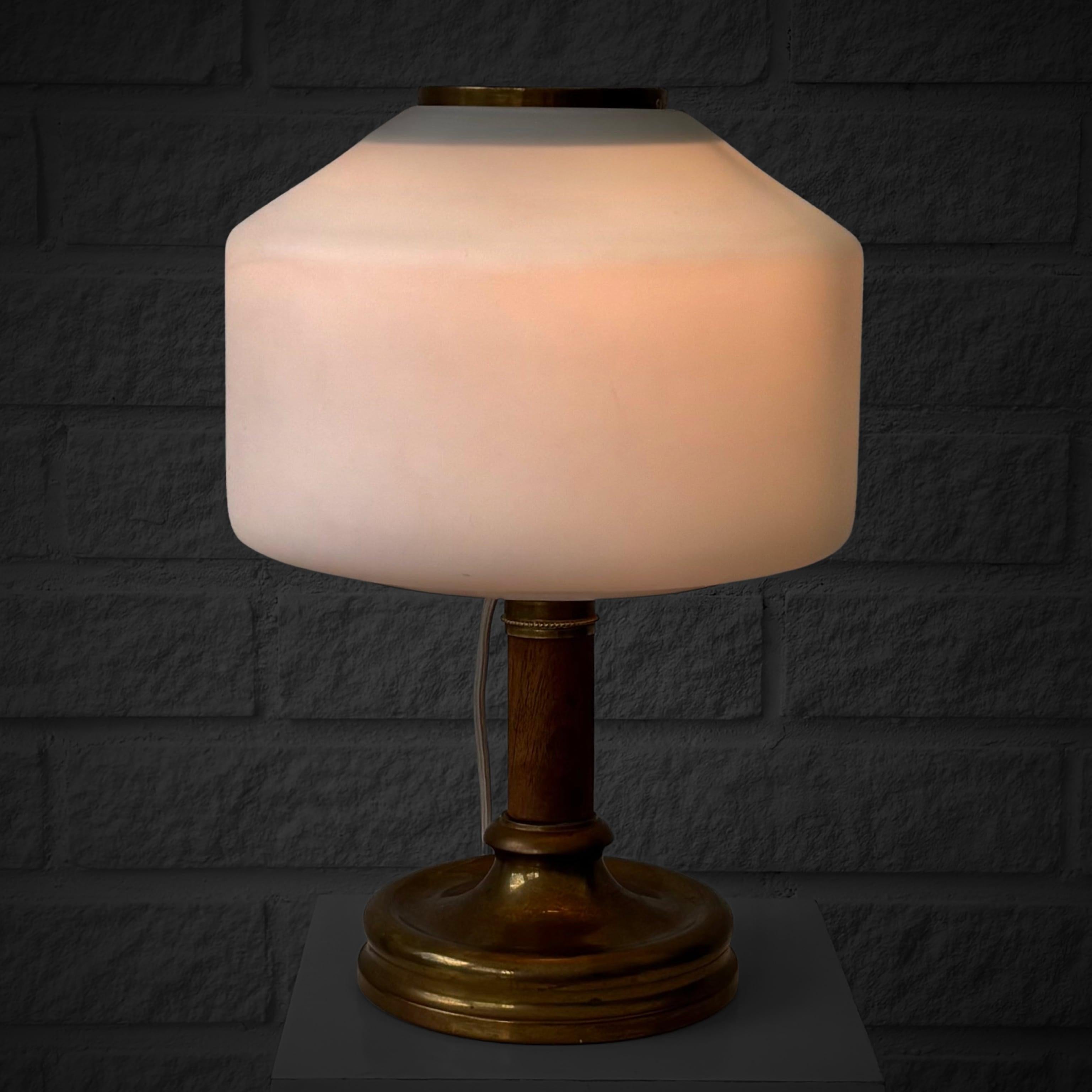Scandinavo moderno Lampada da tavolo svedese degli anni '20, Böhlmarks, ottone, quercia e vetro, Scandinavo, anni '20 in vendita