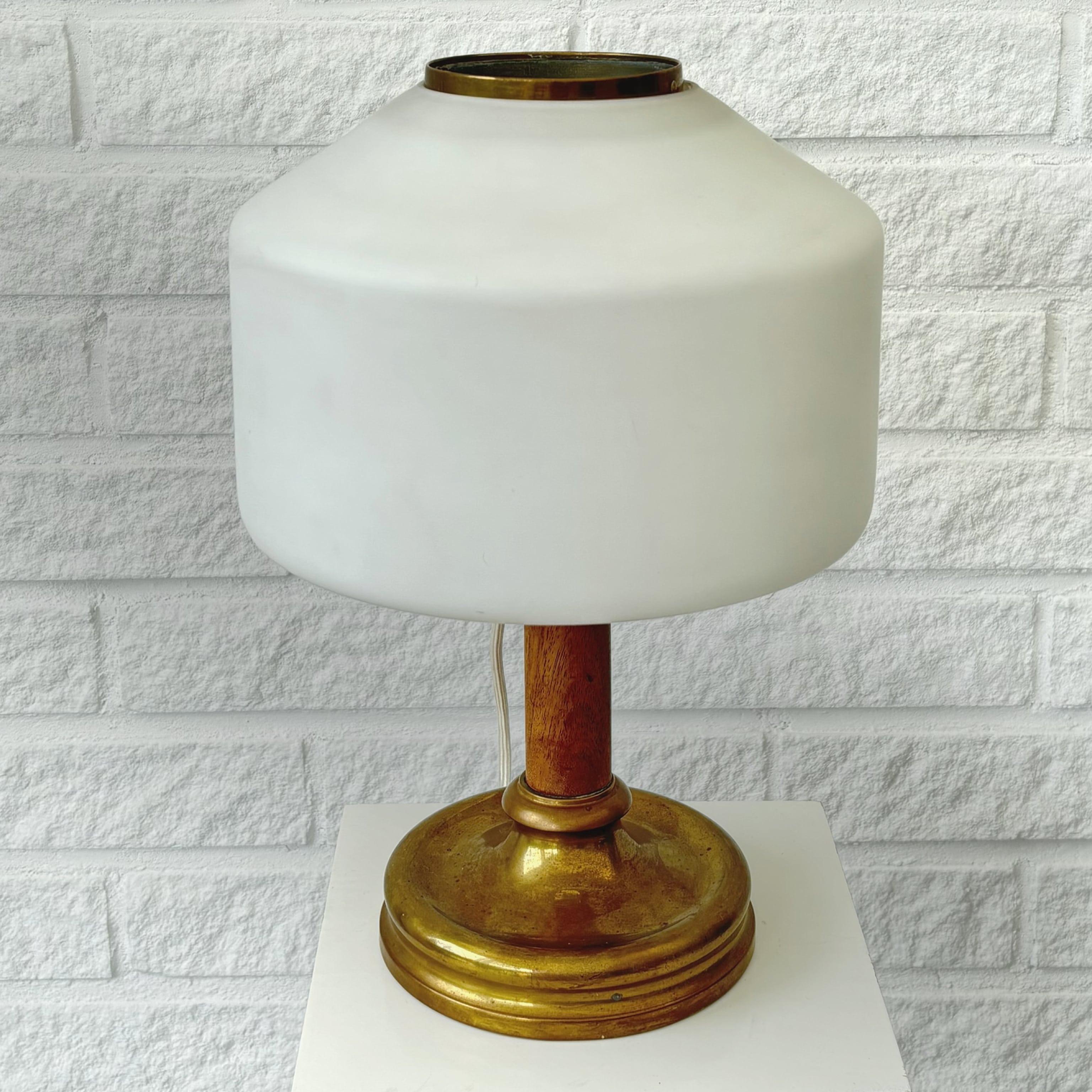 Svedese Lampada da tavolo svedese degli anni '20, Böhlmarks, ottone, quercia e vetro, Scandinavo, anni '20 in vendita