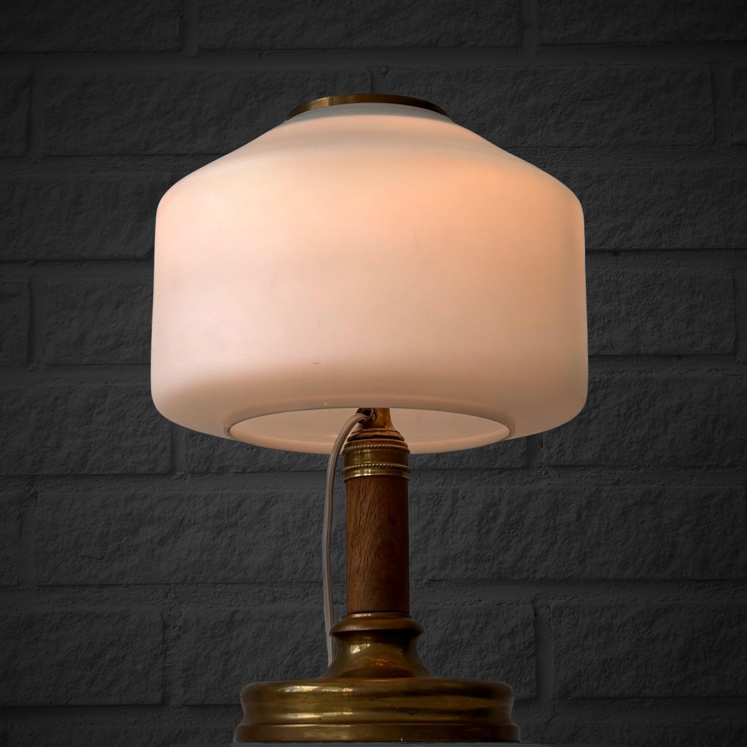 Lampada da tavolo svedese degli anni '20, Böhlmarks, ottone, quercia e vetro, Scandinavo, anni '20 In condizioni buone in vendita a Forserum, SE