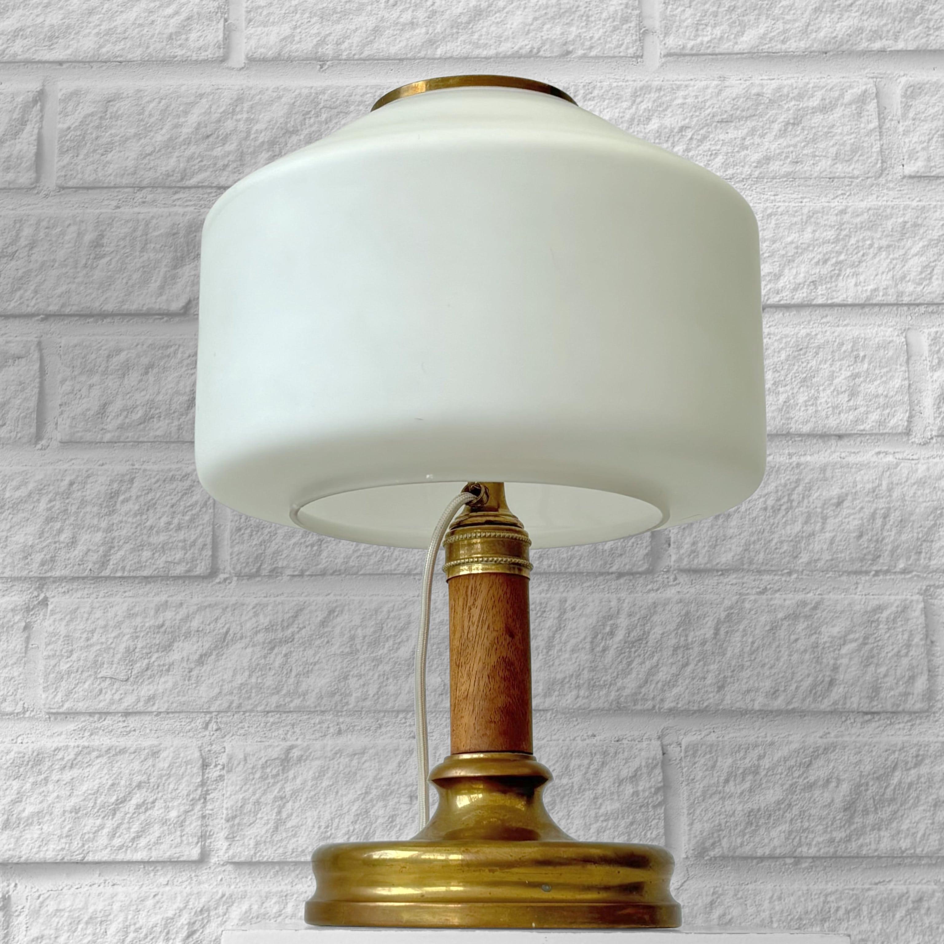 Inizio XX secolo Lampada da tavolo svedese degli anni '20, Böhlmarks, ottone, quercia e vetro, Scandinavo, anni '20 in vendita