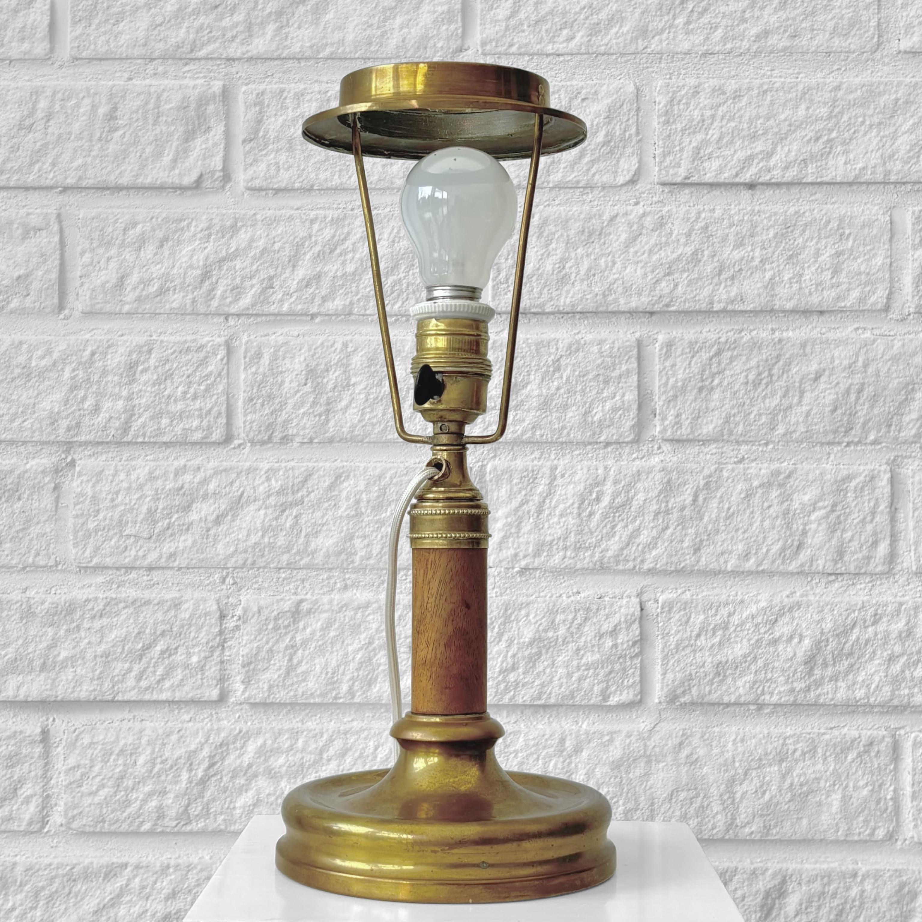 Ottone Lampada da tavolo svedese degli anni '20, Böhlmarks, ottone, quercia e vetro, Scandinavo, anni '20 in vendita