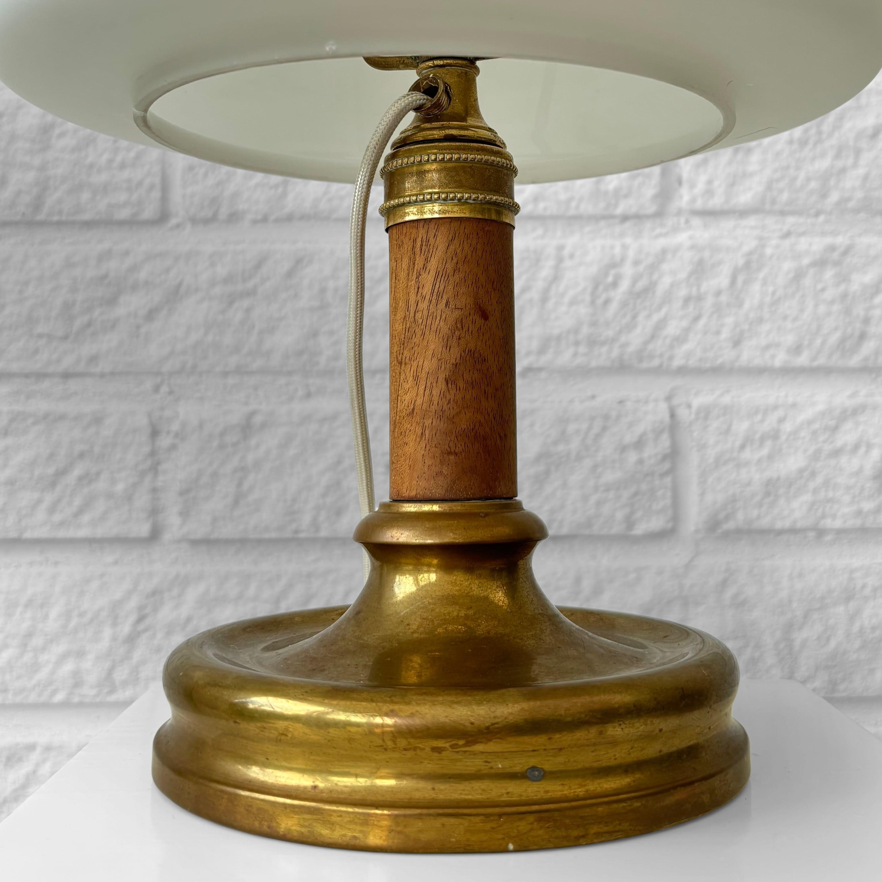 Lampada da tavolo svedese degli anni '20, Böhlmarks, ottone, quercia e vetro, Scandinavo, anni '20 in vendita 1