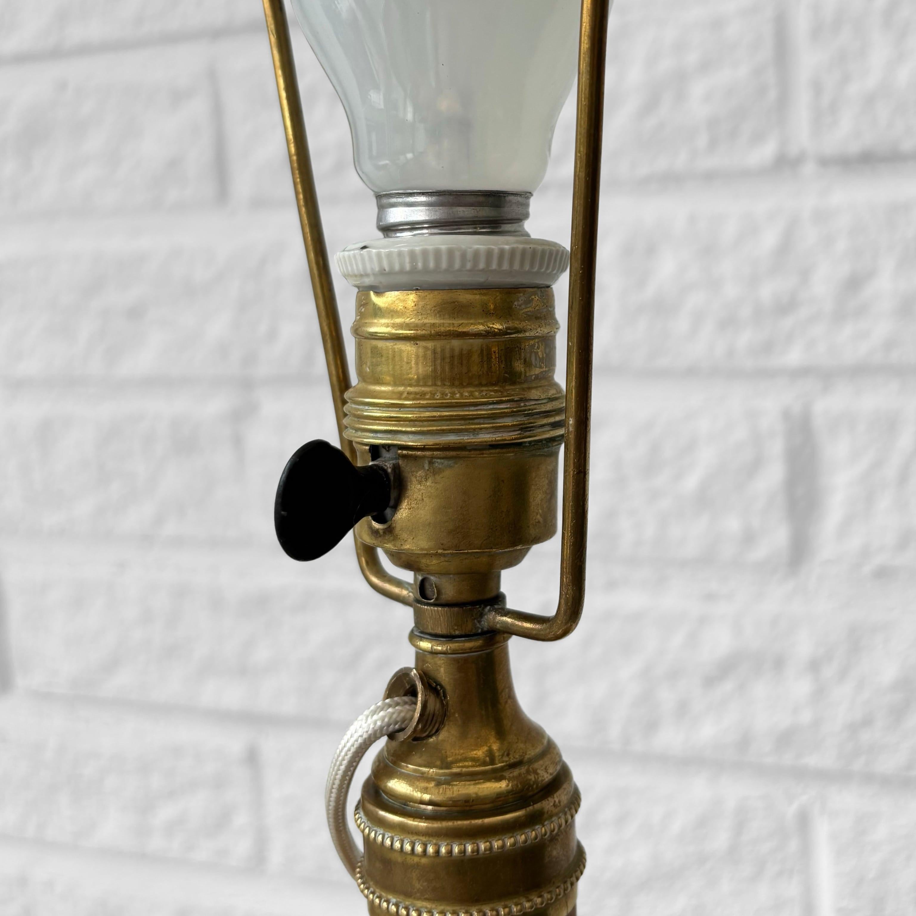 Lampada da tavolo svedese degli anni '20, Böhlmarks, ottone, quercia e vetro, Scandinavo, anni '20 in vendita 2