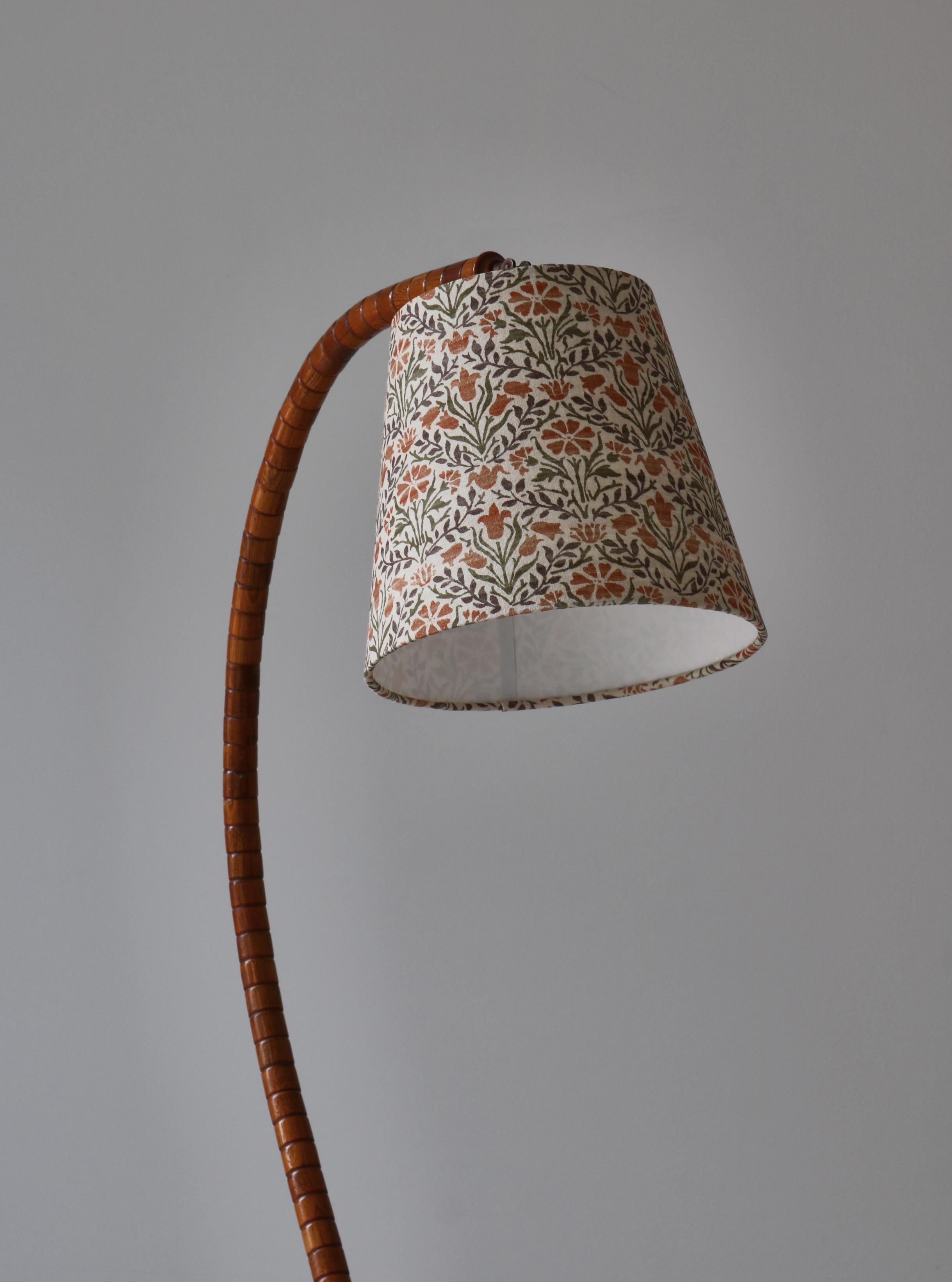 Swedish 1930s Art Deco Floor Lamp in Patinated Elm & William Morris Shade For Sale 9