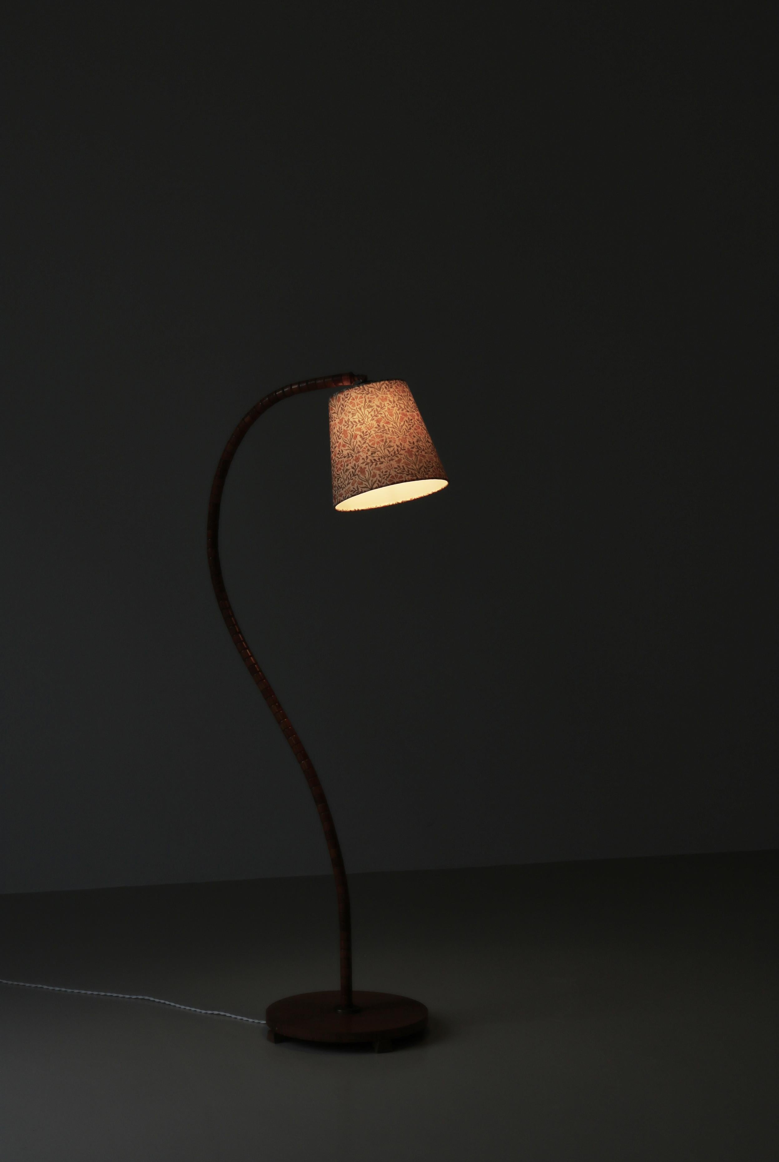 Swedish 1930s Art Deco Floor Lamp in Patinated Elm & William Morris Shade For Sale 11