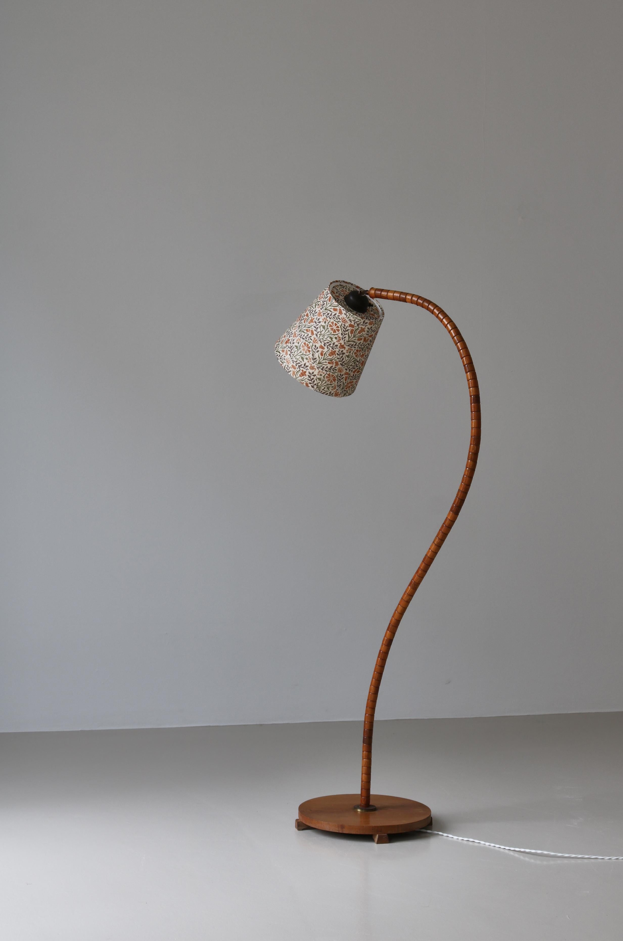 Mid-20th Century Swedish 1930s Art Deco Floor Lamp in Patinated Elm & William Morris Shade For Sale