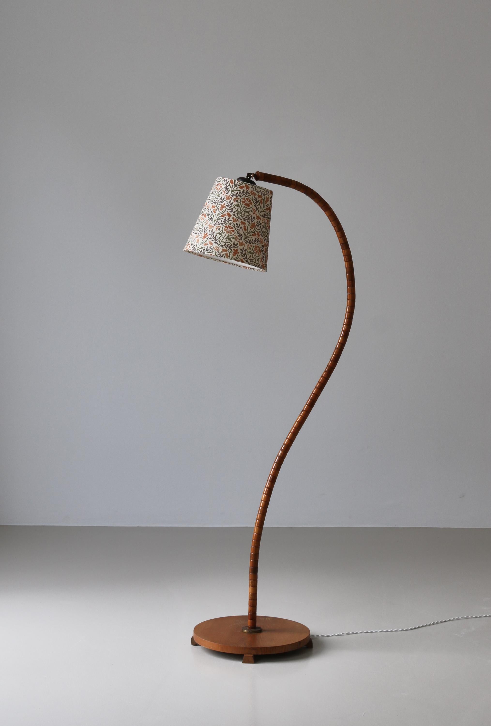 Swedish 1930s Art Deco Floor Lamp in Patinated Elm & William Morris Shade For Sale 2