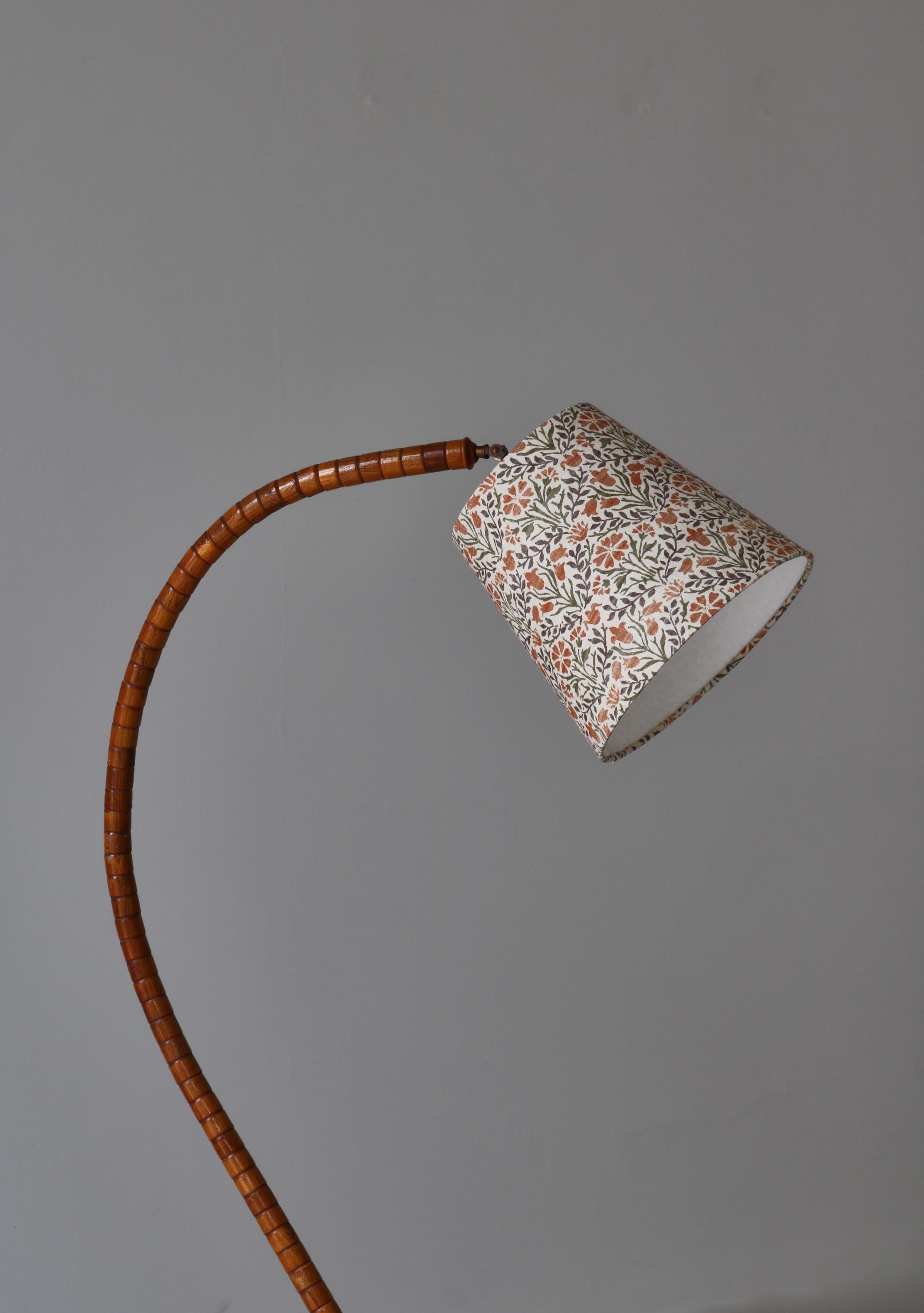 Swedish 1930s Art Deco Floor Lamp in Patinated Elm & William Morris Shade For Sale 3