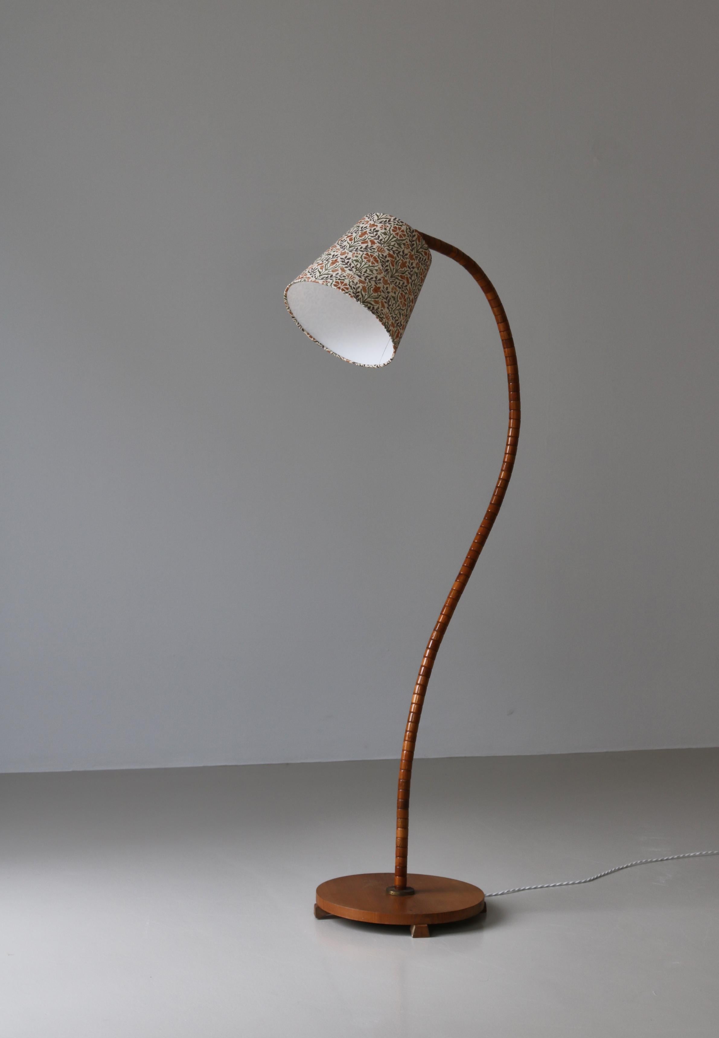 Swedish 1930s Art Deco Floor Lamp in Patinated Elm & William Morris Shade For Sale 5