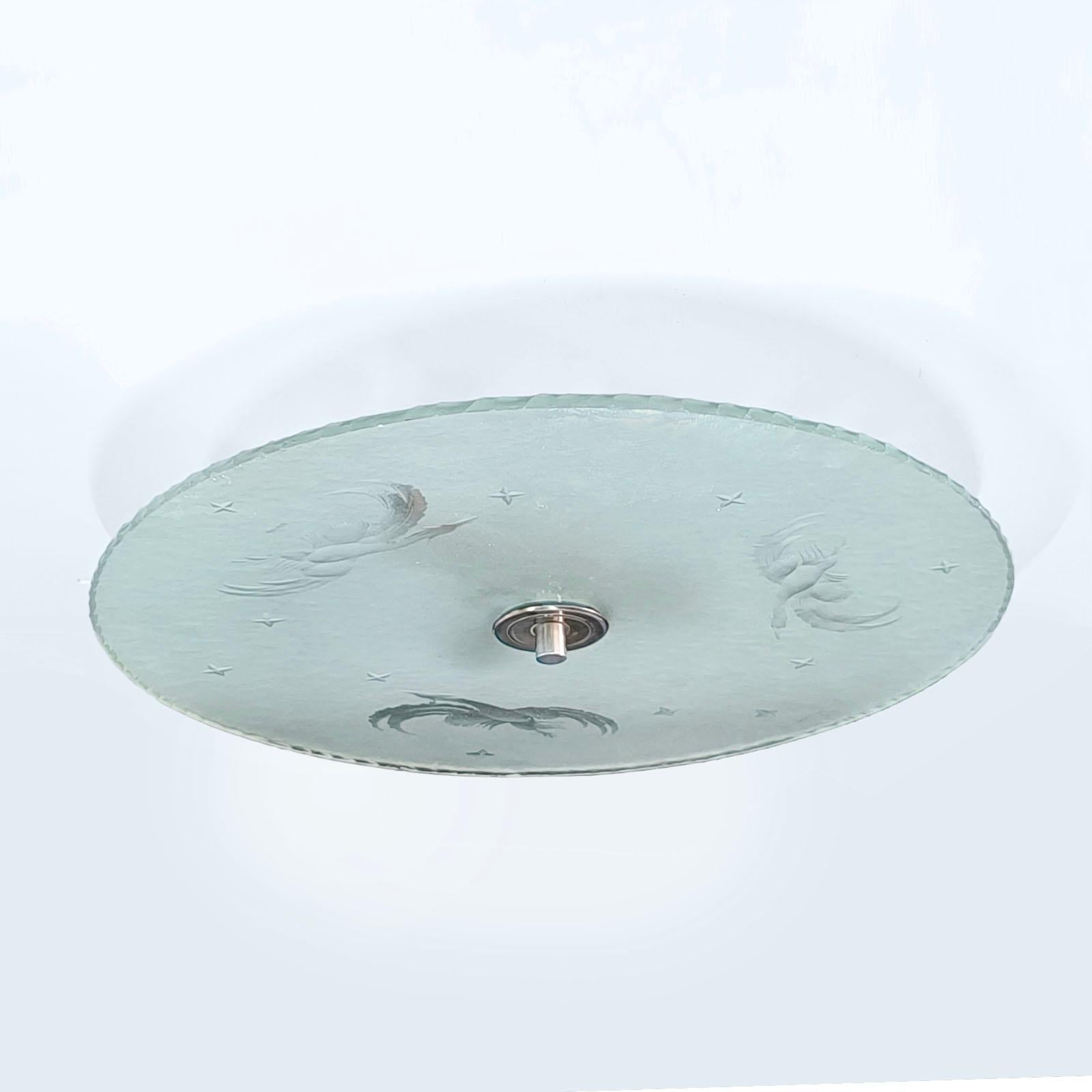 Un'originale illuminazione da soffitto o sospensione in cristallo verde tagliato a mano svedese degli anni '30 di Glossner. La lampada presenta meravigliose forme di uccelli Paradise incise sul vetro smerigliato. Ricablata.
Diametro 55 cm.
Possiamo