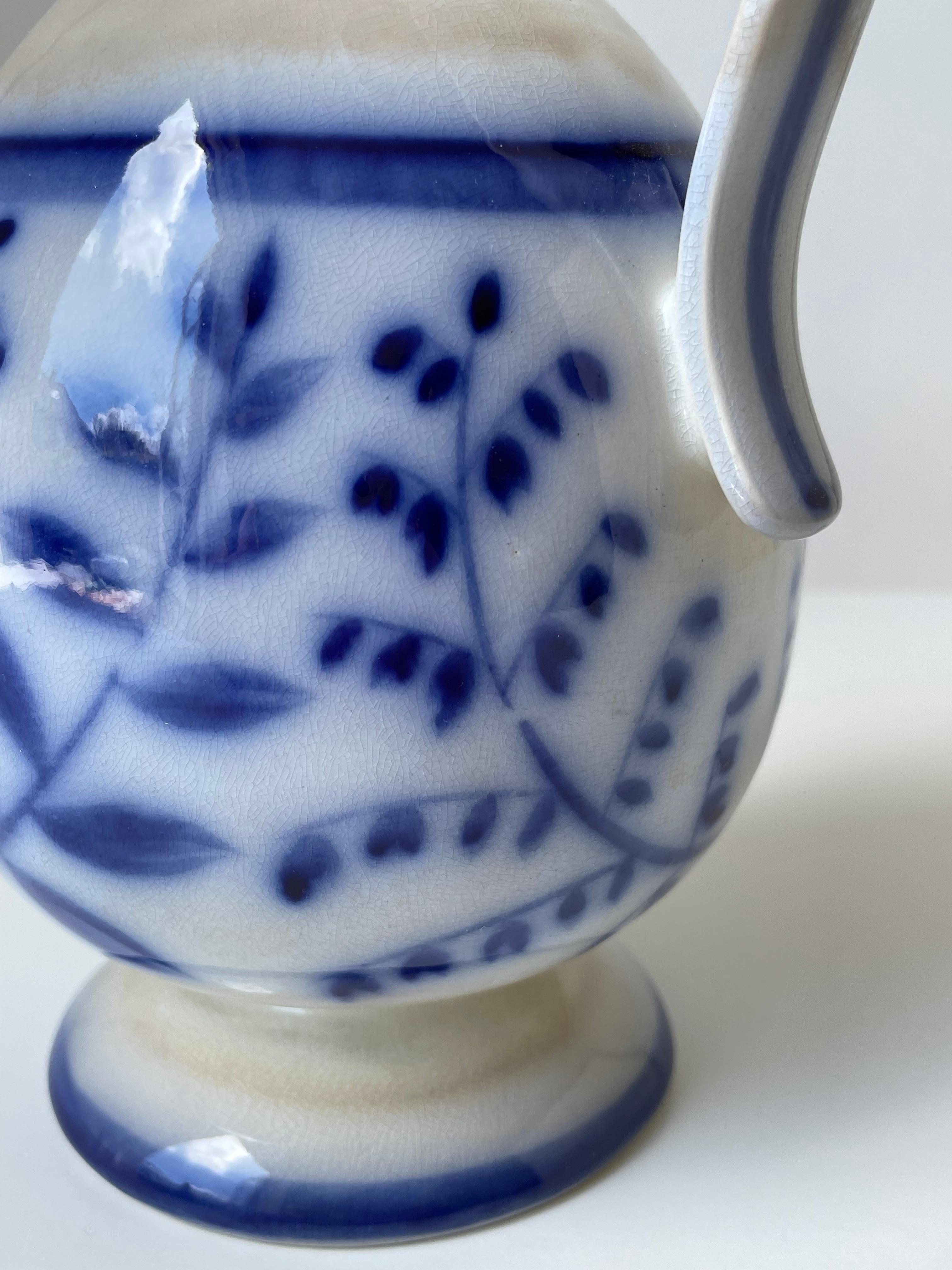 Arthur Percy (attr.) Vaso da brocca in porcellana blu e bianca, Gefle, 1930, floreale. in vendita 4