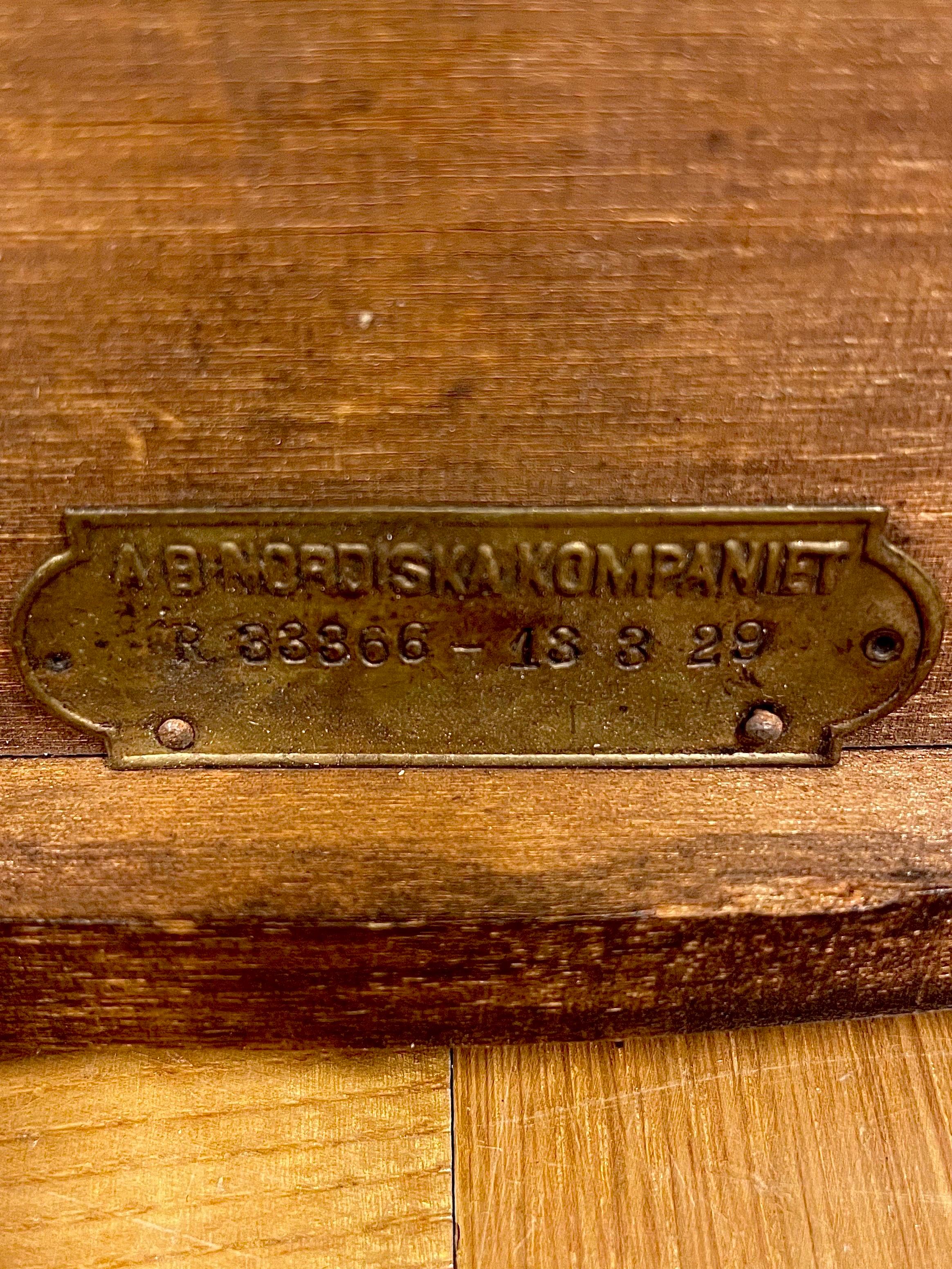 Il s'agit d'une table à plateau suédoise des années 1930 de NK, Nordiska Kompaniet. 
Il se présente sous la forme d'un bouleau teinté d'un brun foncé profond, avec une belle patine d'âge et d'utilisation. 

Cette table particulière a été conçue en