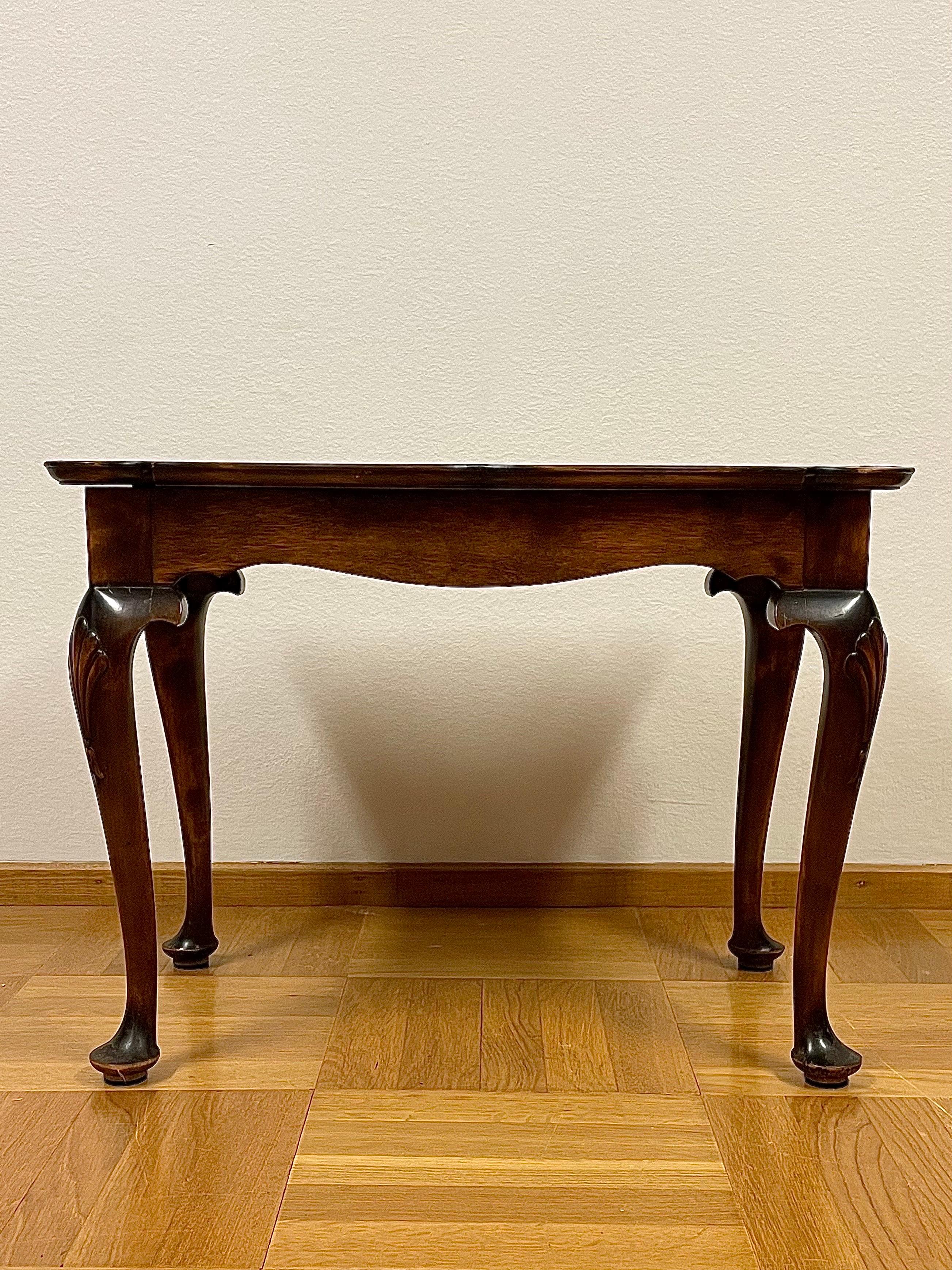 Scandinave moderne Table à plateau suédoise en bouleau teinté fabriquée le 13/3 1929 par Nordiska Kompaniet en vente