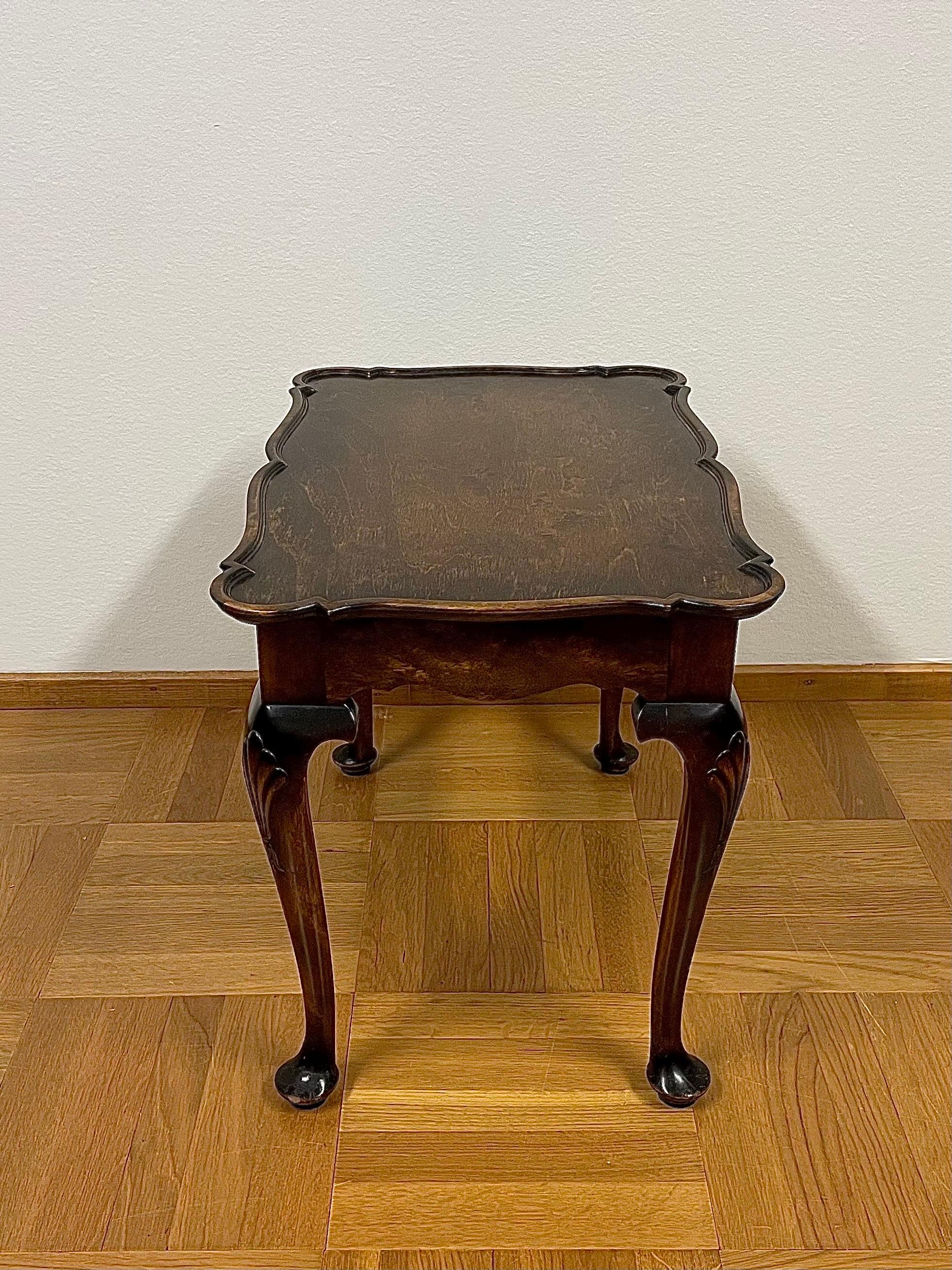 Table à plateau suédoise en bouleau teinté fabriquée le 13/3 1929 par Nordiska Kompaniet Bon état - En vente à Örebro, SE
