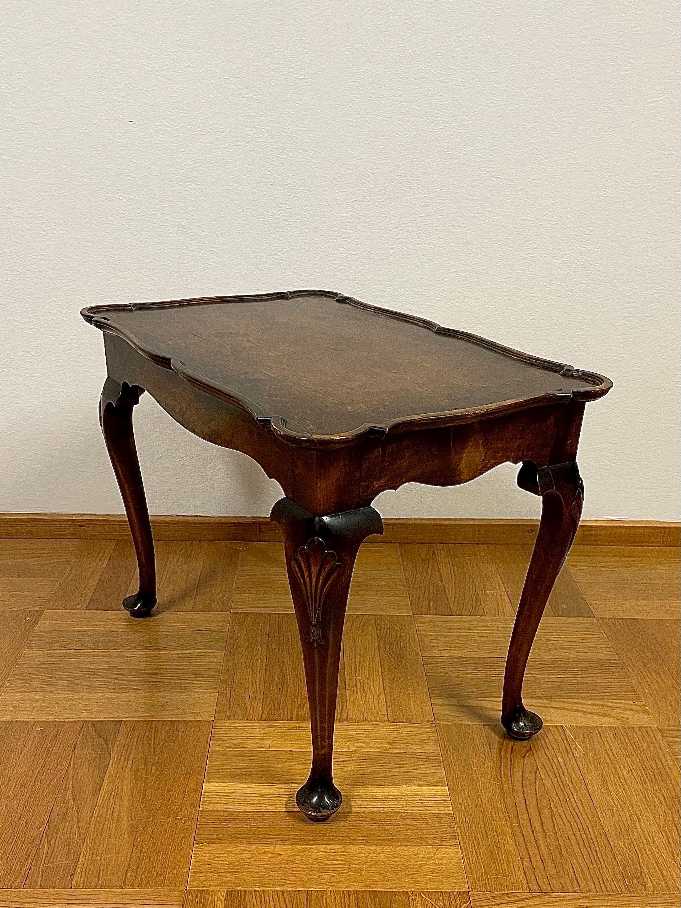 Début du 20ème siècle Table à plateau suédoise en bouleau teinté fabriquée le 13/3 1929 par Nordiska Kompaniet en vente