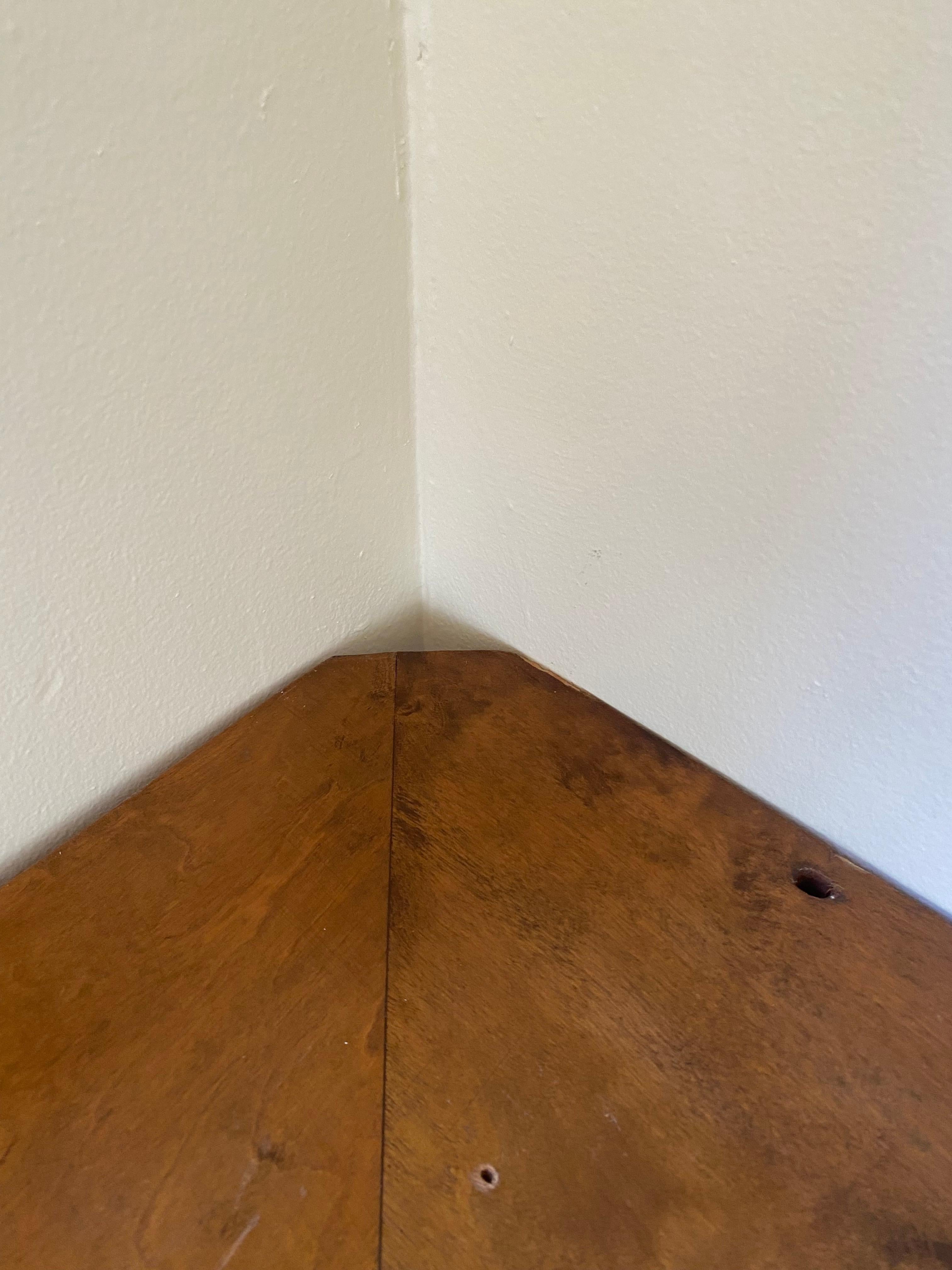 Schwedisch 1930er Jahre Wandregal (Holz) im Angebot
