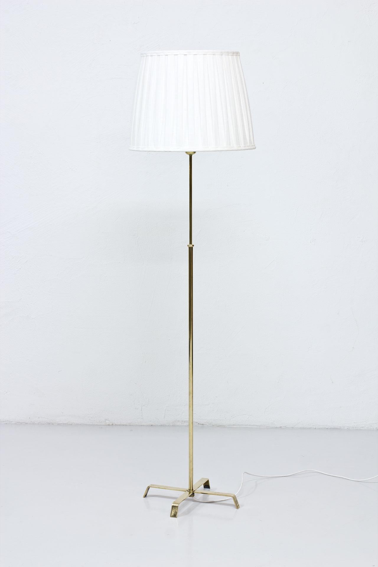 Swedish 1940s Brass Floor Lamp by Böhlmarks In Good Condition For Sale In Stockholm, SE