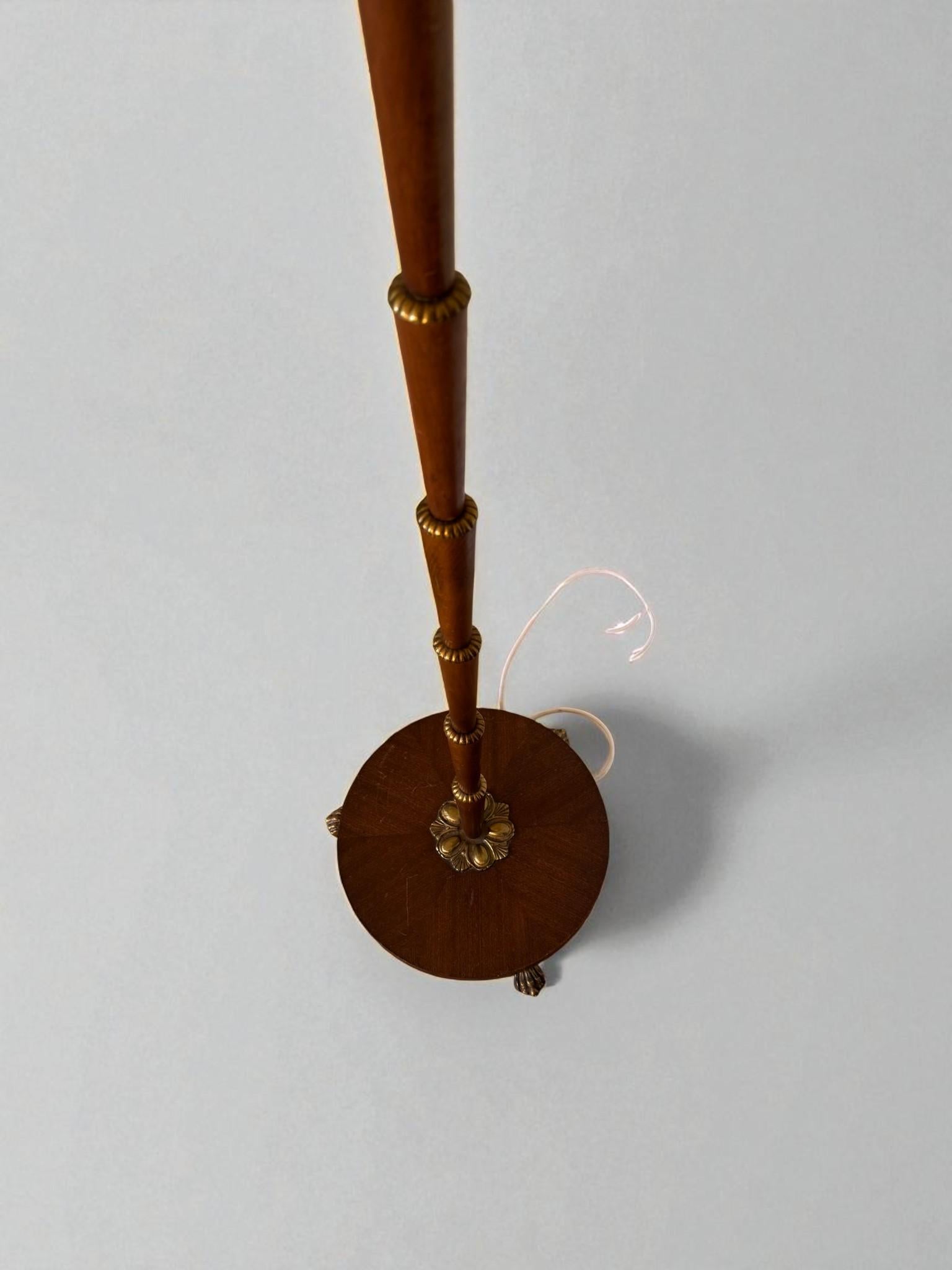 Lámpara de pie sueca de mediados de siglo con pantallas de seda y detalles de latón, años 30 mediados del siglo XX en venta