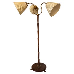 Lampada da terra svedese di metà secolo con paralumi in seta e dettagli in ottone, anni '30