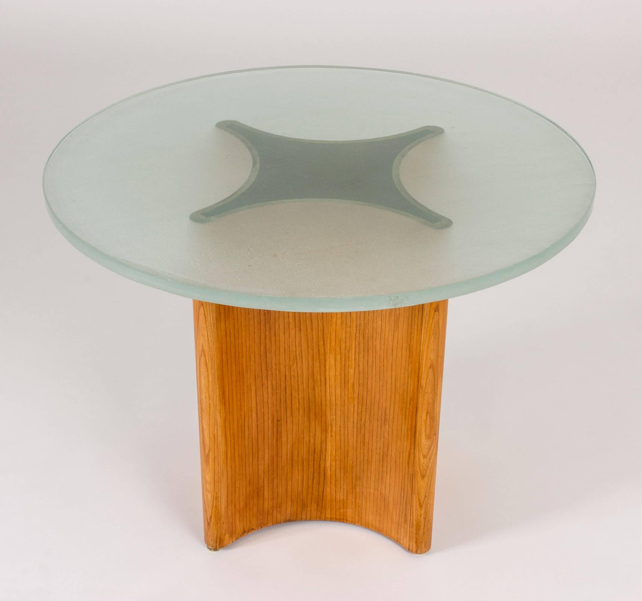 Schwedischer Beistelltisch aus Glas aus den 1940er Jahren (Skandinavische Moderne) im Angebot