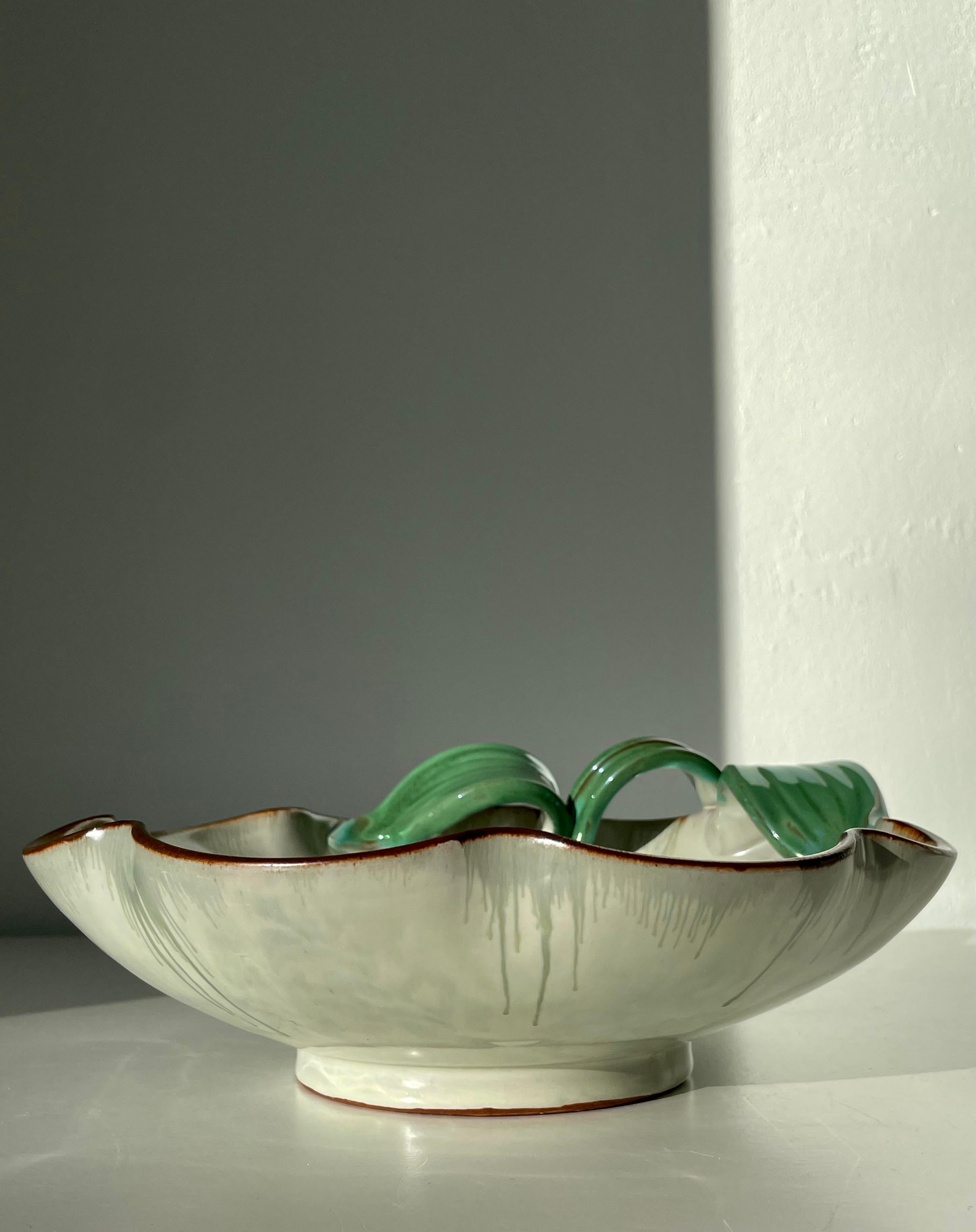 Swedish 1940s Organic Art Nouveau Light Green Leaf Bowl In Good Condition For Sale In Copenhagen, DK