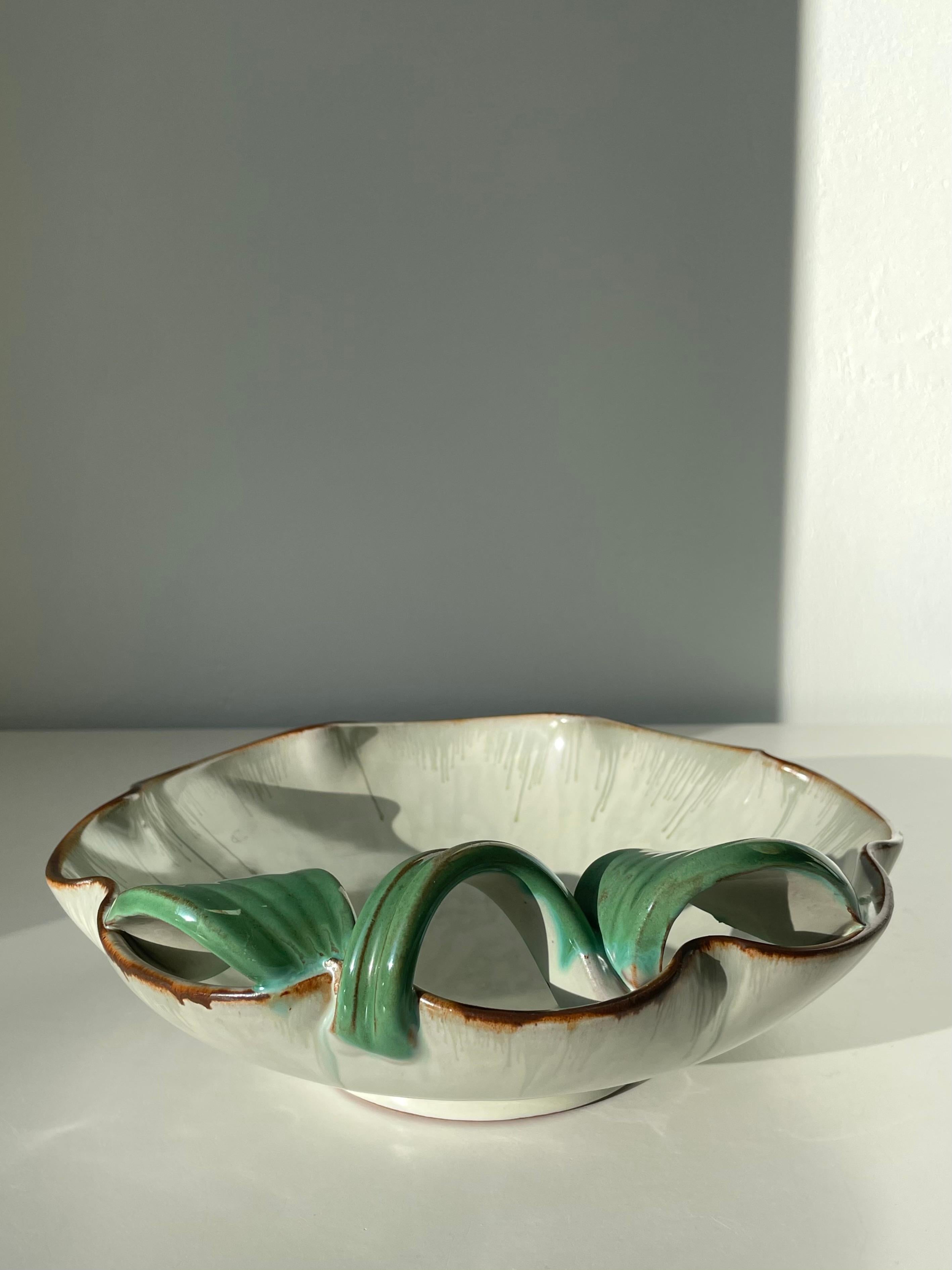 Céramique Bol à feuilles vert clair Art Nouveau organique suédois des années 1940 en vente