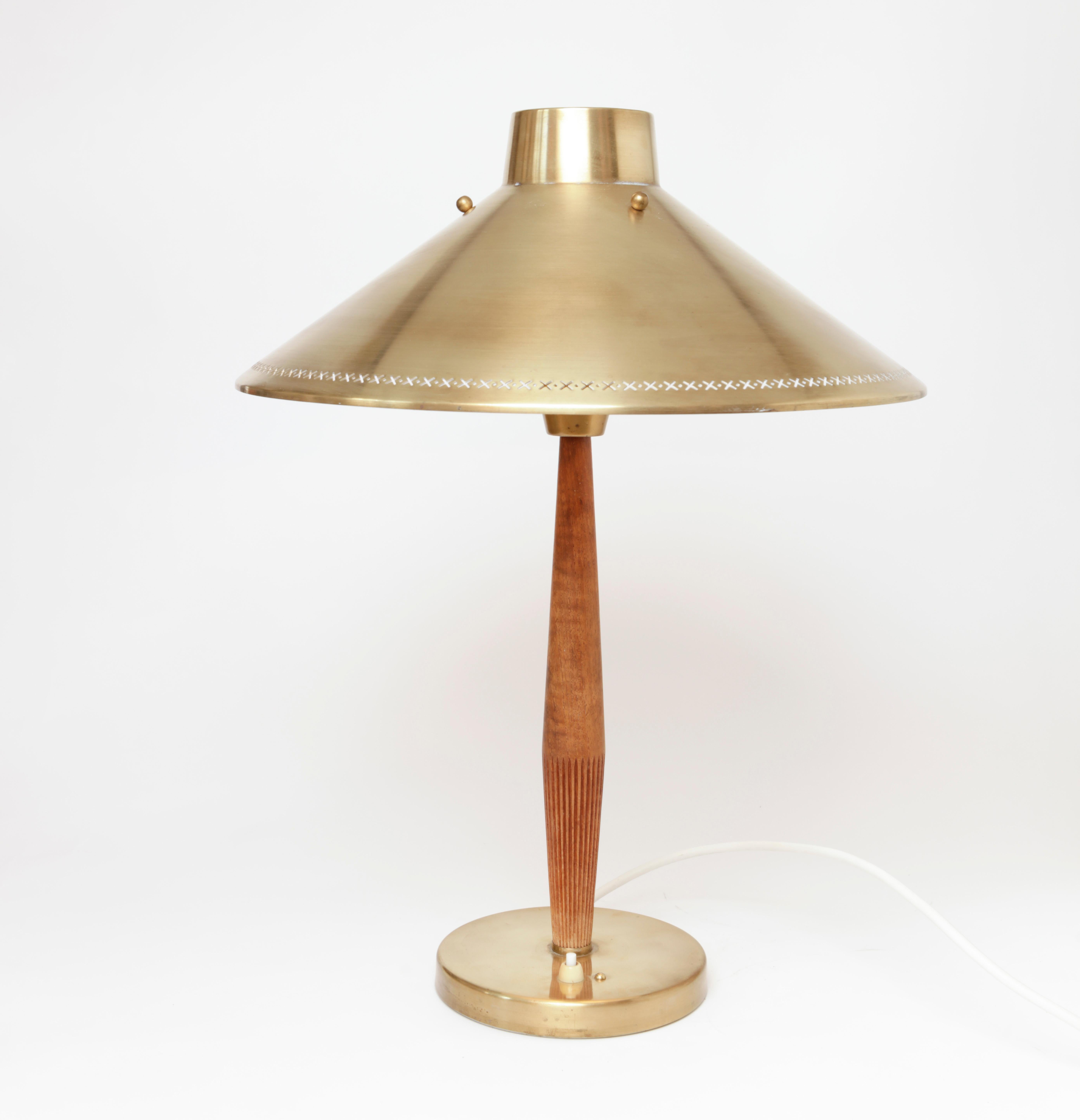 Table lamp in brass and teak designed by Hans Bergström for ASEA, 1940s.
Measures: Height 53cm/20.9 and diameter 40cm/15.7. Marked: ASEA.