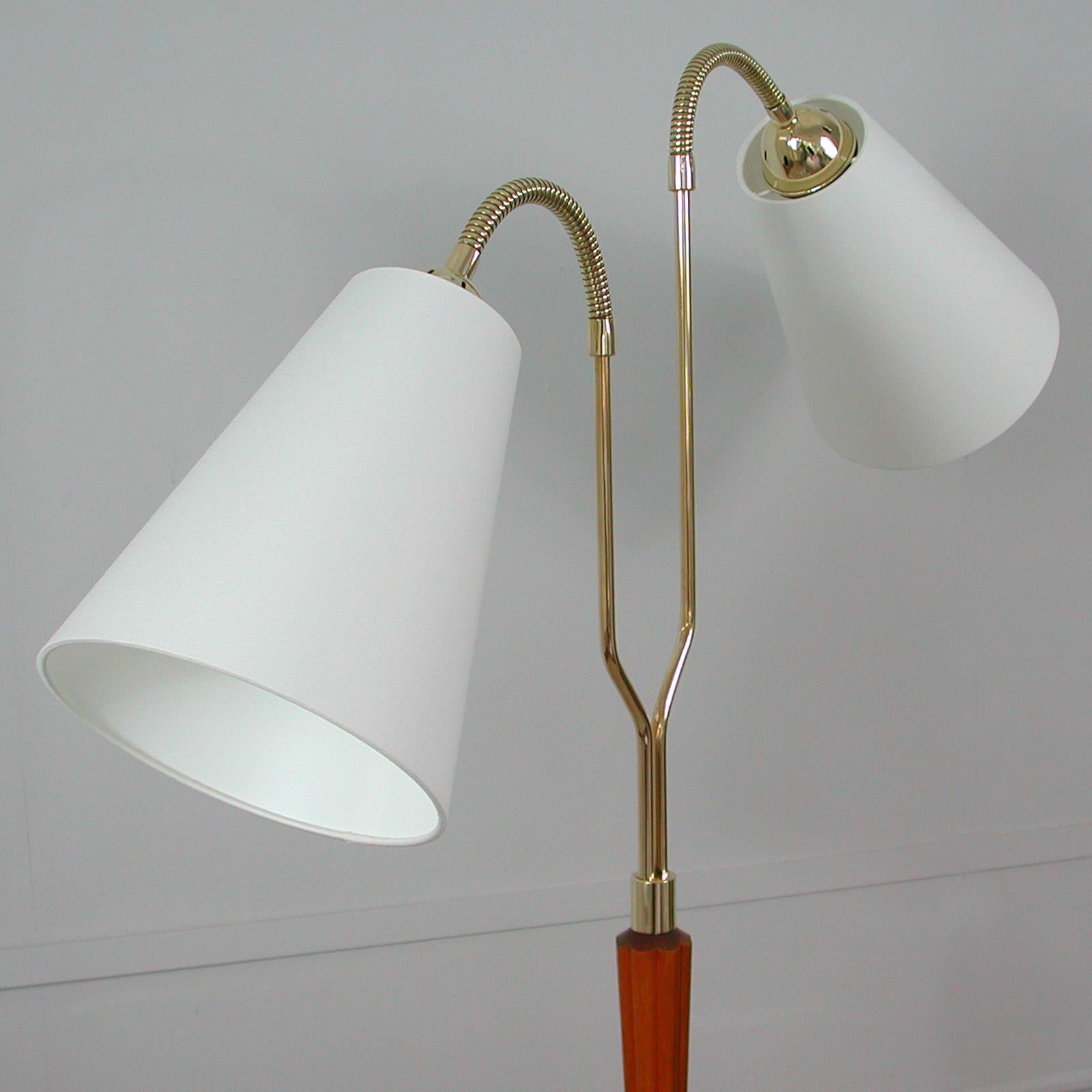 Lampadaire moderniste organique suédois en teck et laiton des années 1940 en vente 4