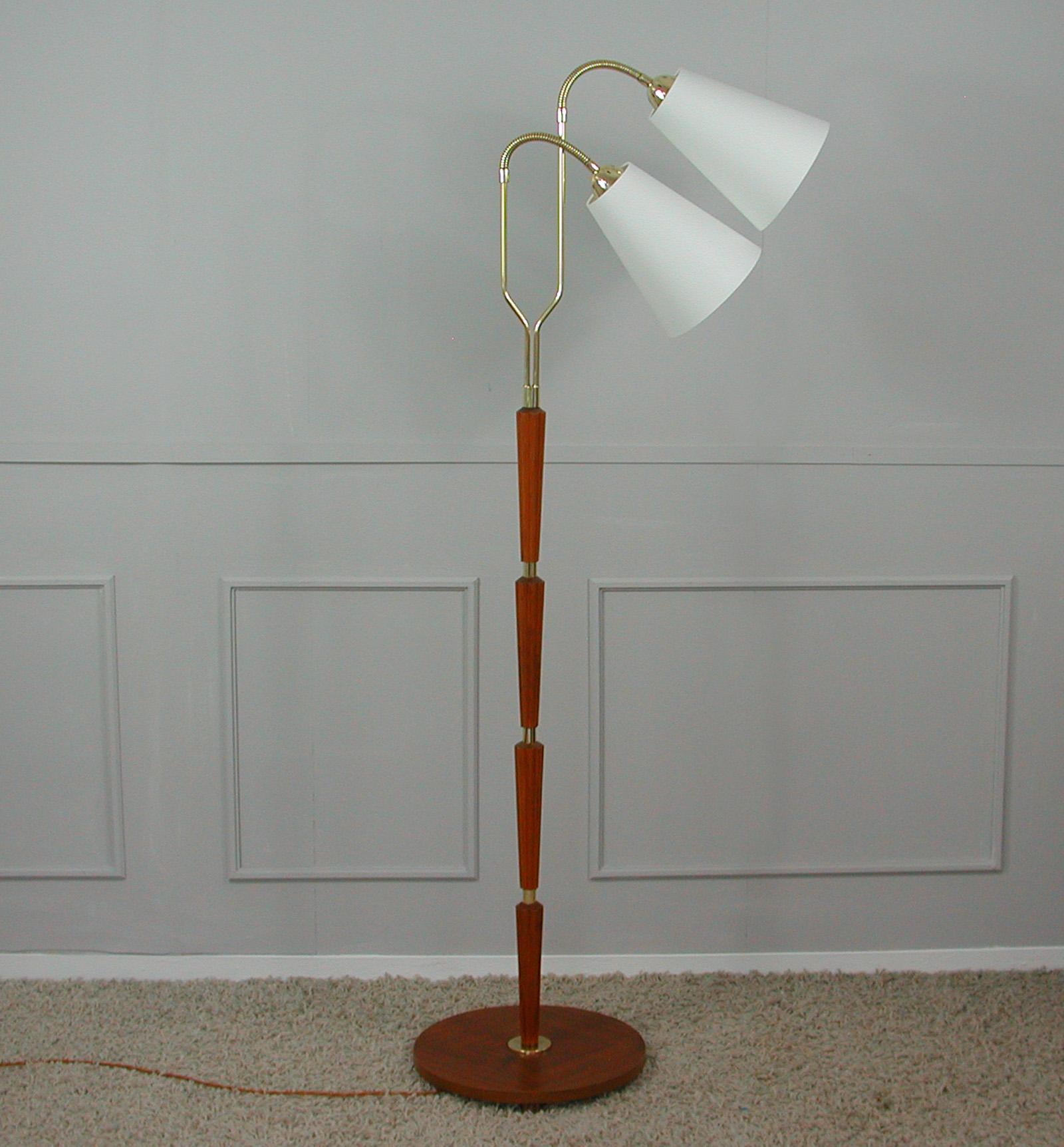 Lampadaire moderniste organique suédois en teck et laiton des années 1940 en vente 9
