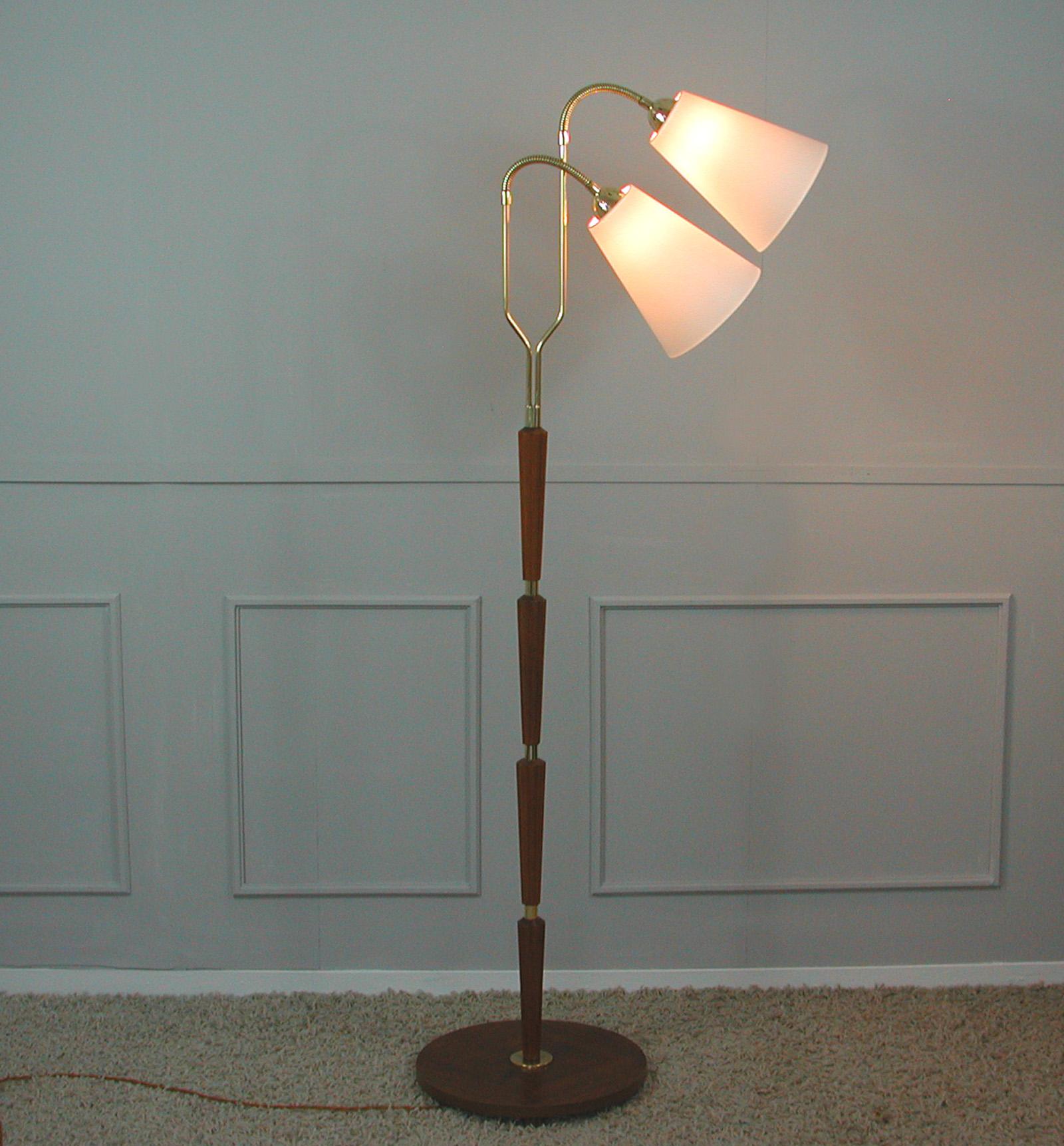 Lampadaire moderniste organique suédois en teck et laiton des années 1940 en vente 10