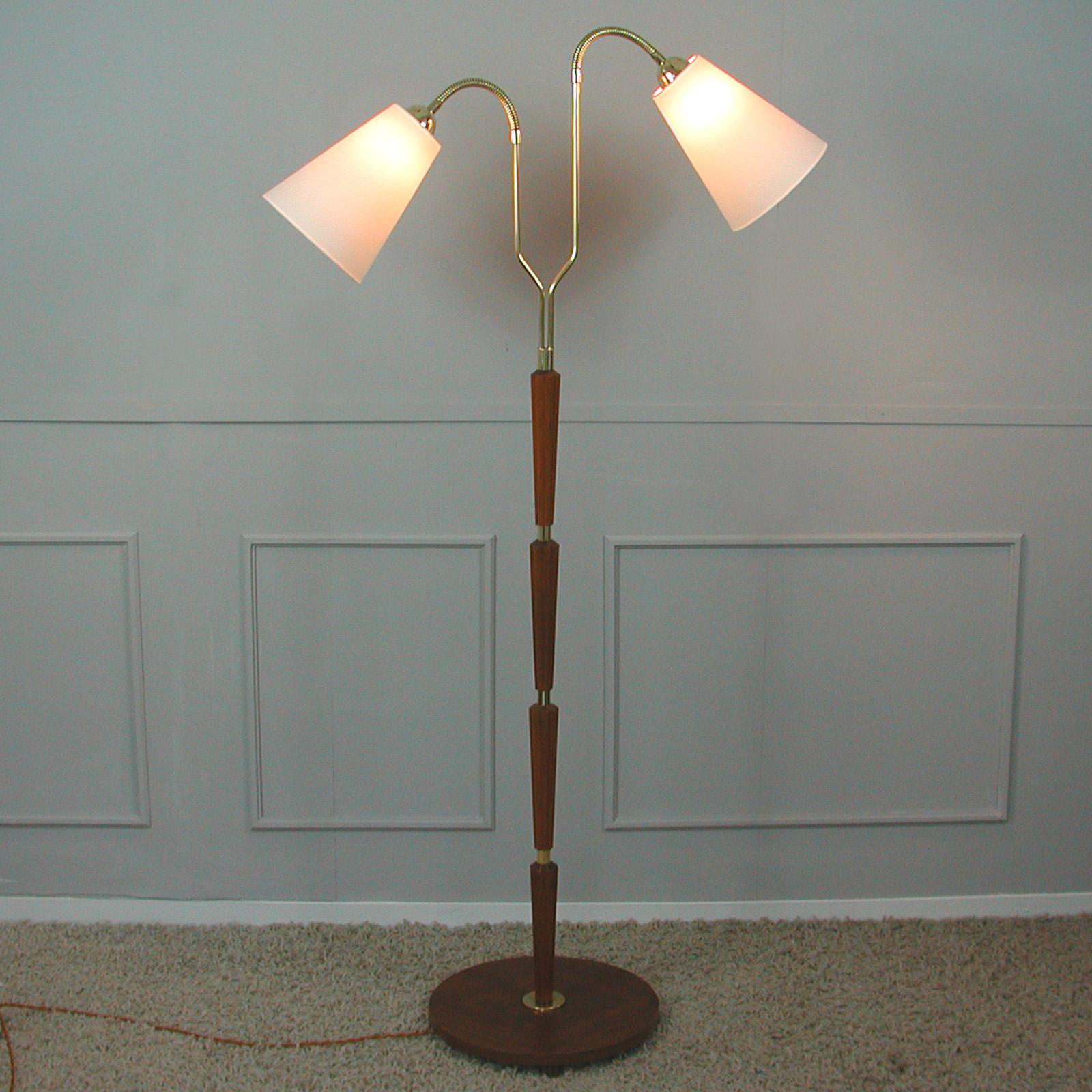 Swedish 1940s Teak & Brass Organic Modernist Floor Lamp In Good Condition For Sale In NUEMBRECHT, NRW